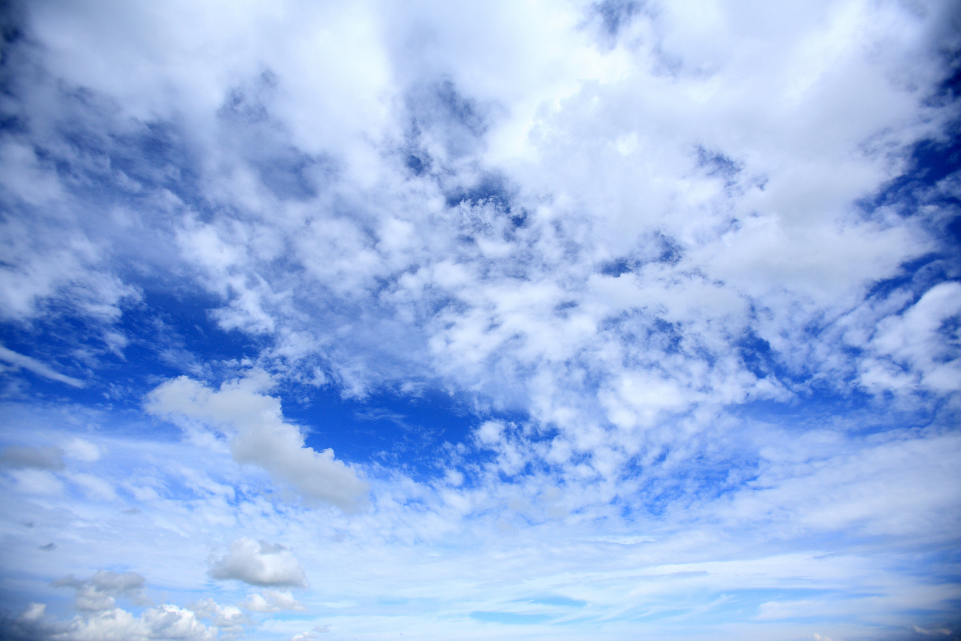 小明向小花表白:"我觉得你就像蓝天上的云彩,无论何时何地,你都是我