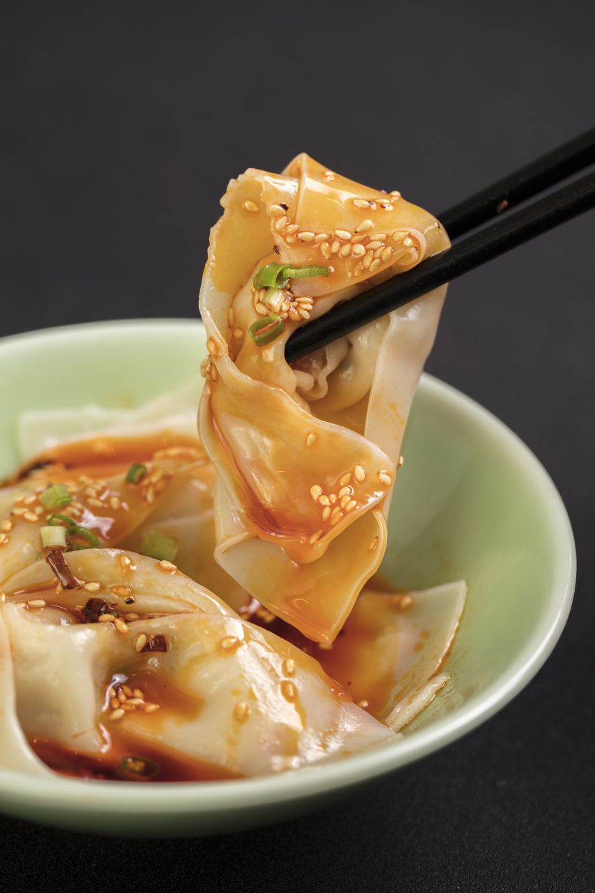 红油抄手起源于四川成都,与川菜一样,有着悠久的历史和独特的烹饪技艺