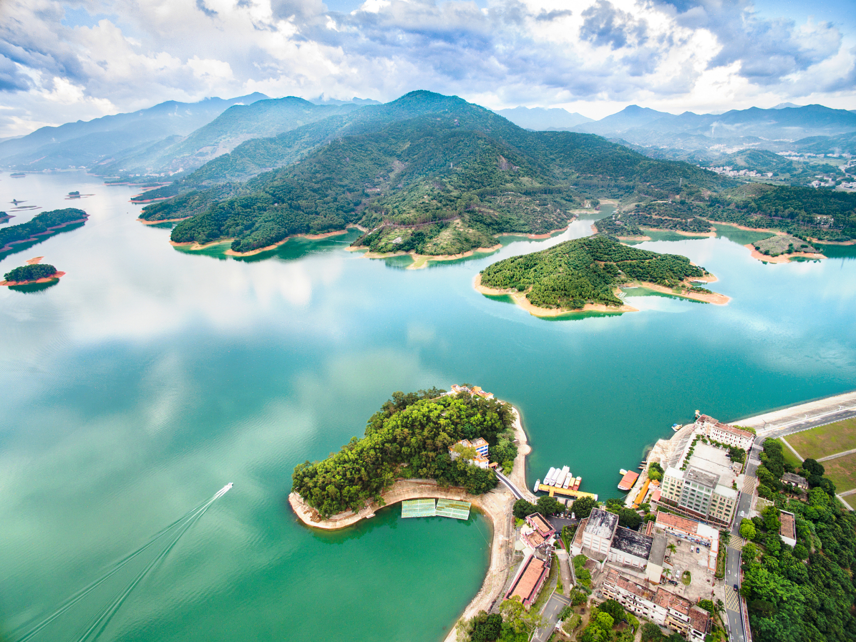 东江湖风景旅游区位于湖南省资兴市境内,是国家级风景名胜区,国家5a级