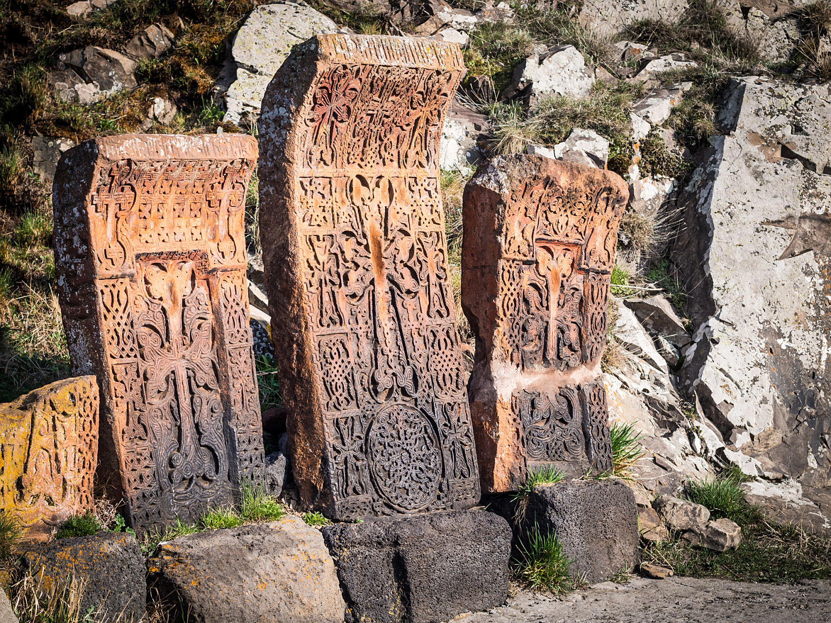 夏日西藏,昂仁县林恩摩崖石刻,历史悠久,2019年被列为全国重点文物