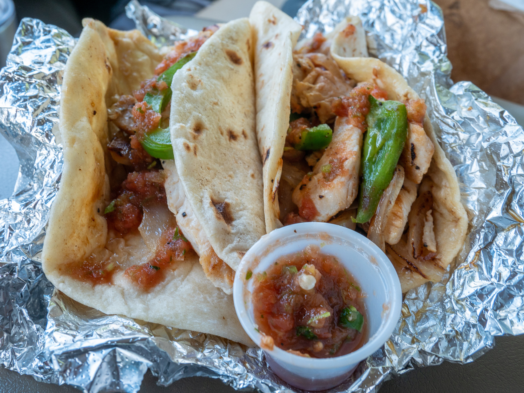 鸡蛋灌饼是河南省信阳市的传统小吃,以鸡蛋,面粉,葱花为主要原料,经过