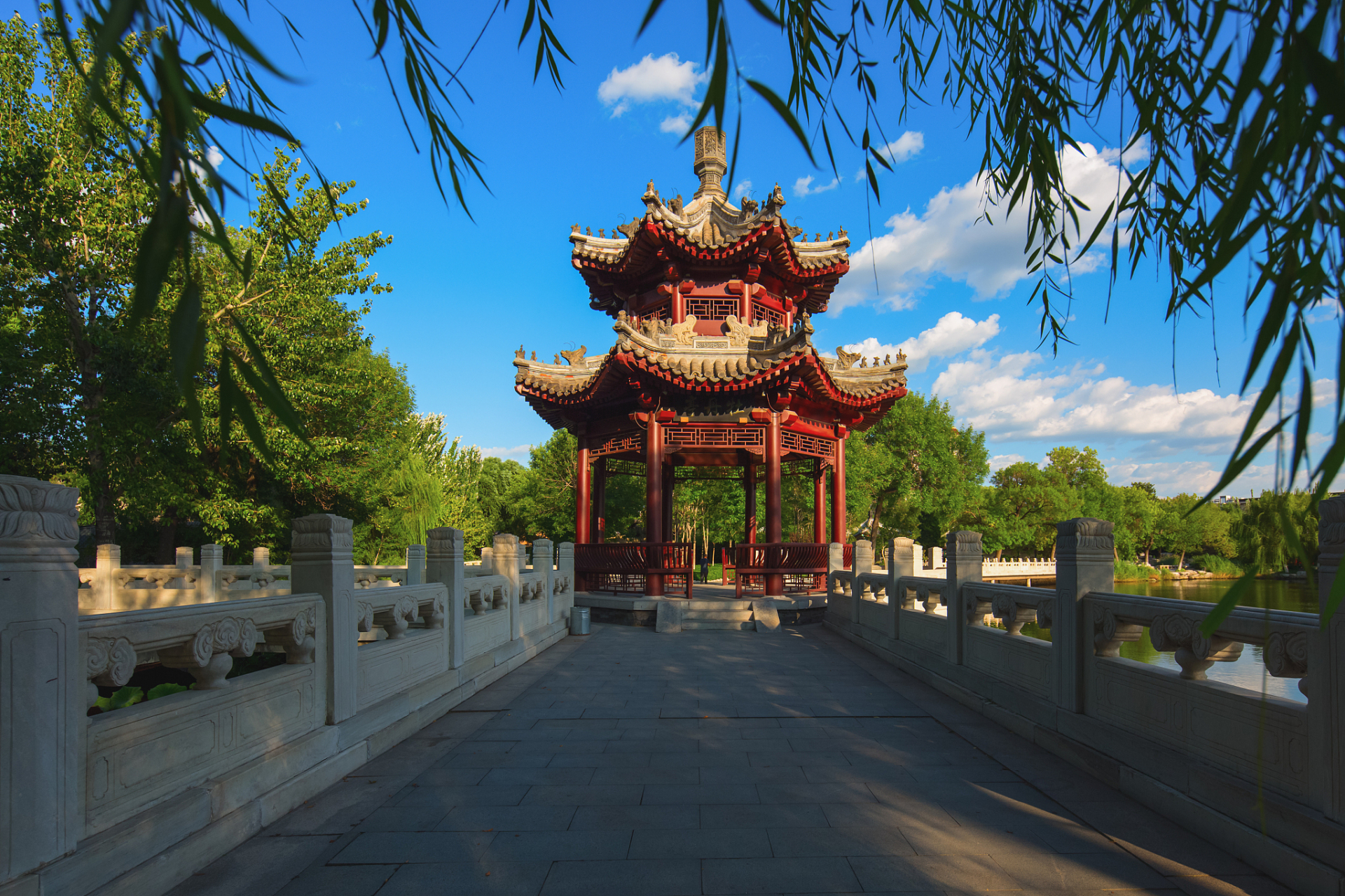 它坐落在西岗公园内,占地80平方米,通高10米.