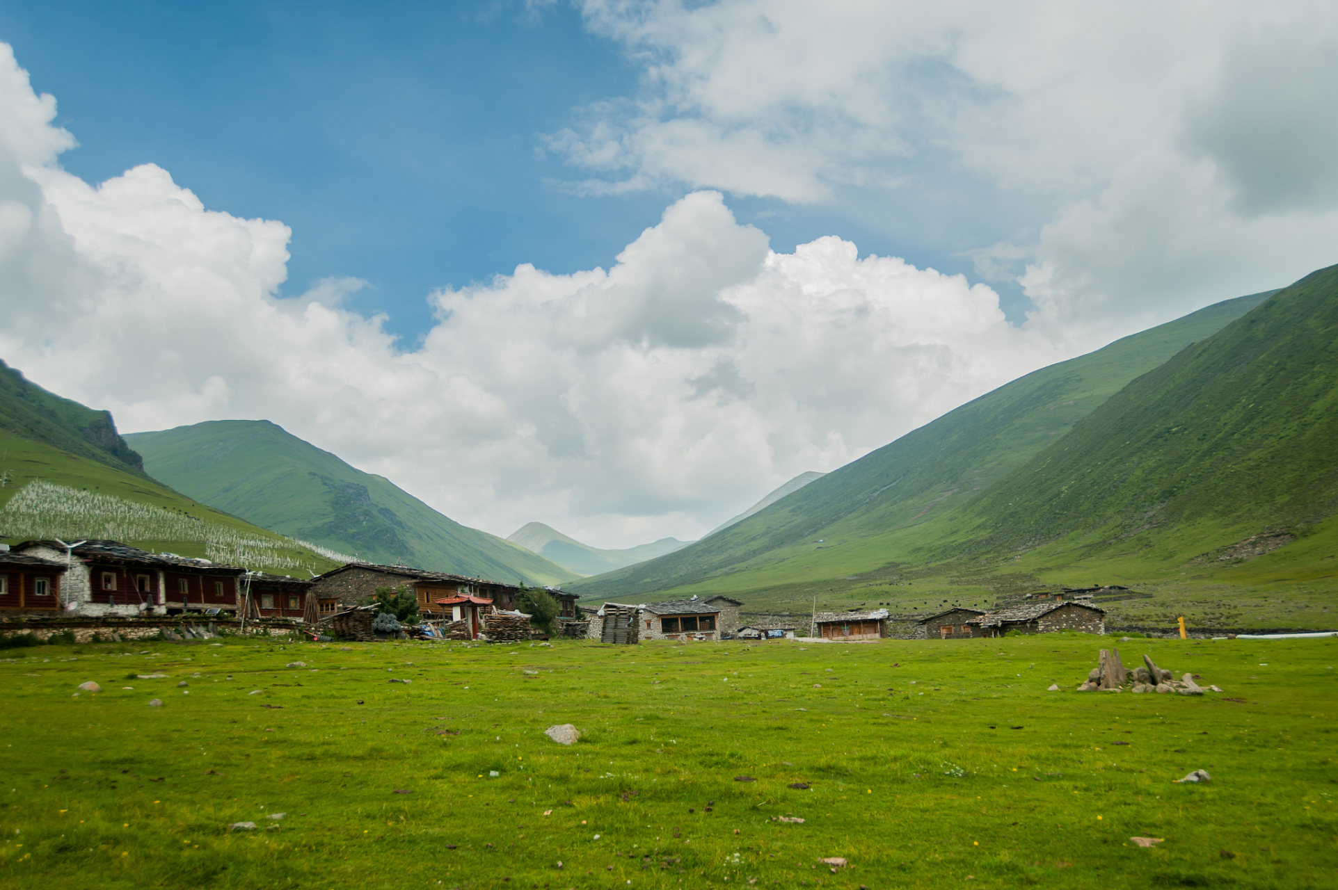 它位于稻城县西南8公里处,海拔约3900米,是一个地势宽展,坡度和缓的