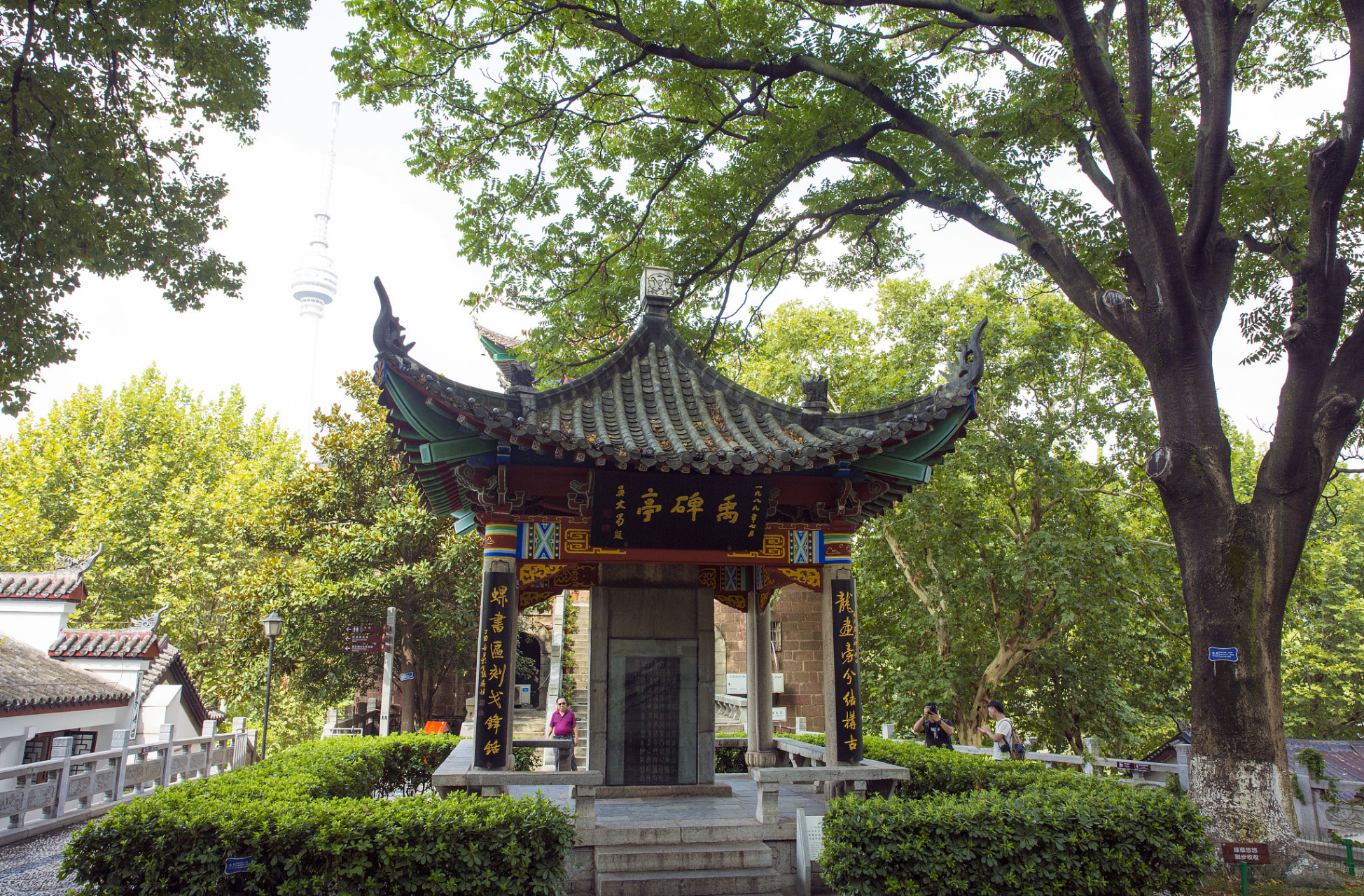 南京燕子矶公园:夏日避暑胜地.位于幕府山东北角,面临长江,占地1.