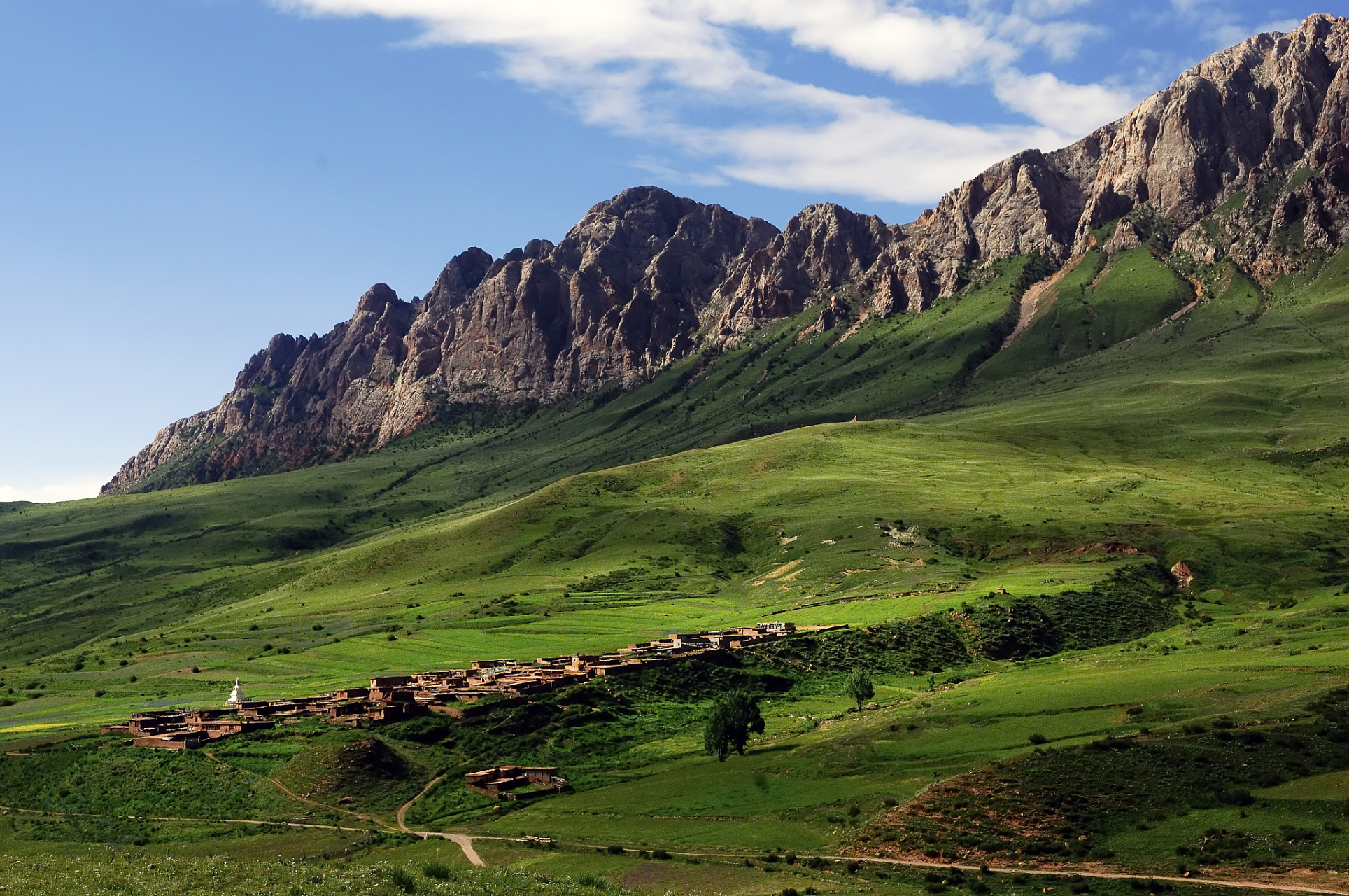 如果你正在寻找一个美丽而神秘的地方,那么西宁的拉脊山绝对是一个