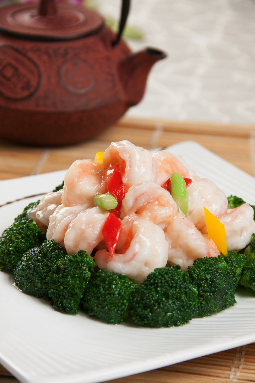 今天给大家分享一道通血管的家常菜——蒜蓉西兰花炒虾球.