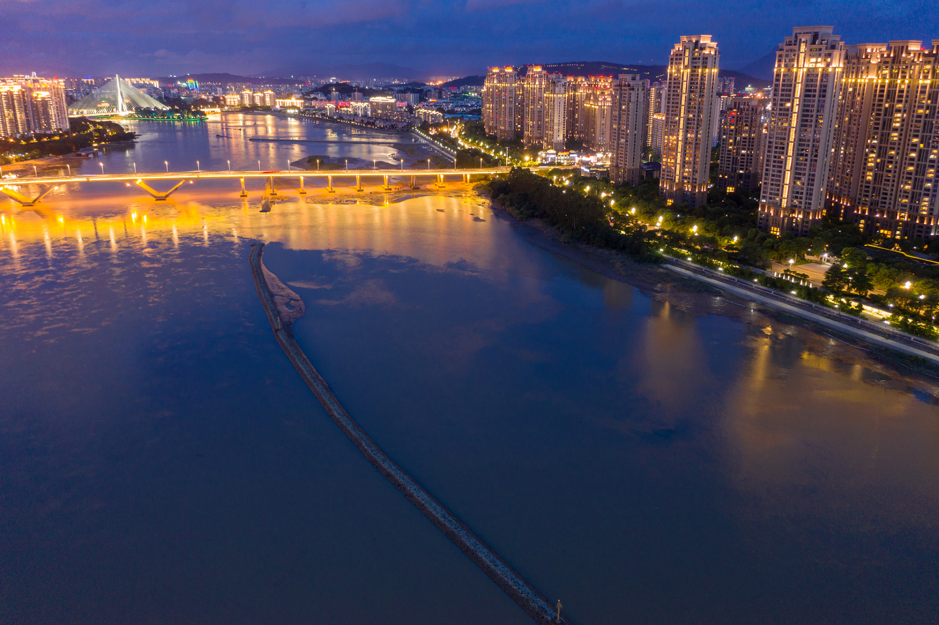 闽江夜游的码头有两个,一个是烟台山码头和仓霞码头,另一个是江滨路