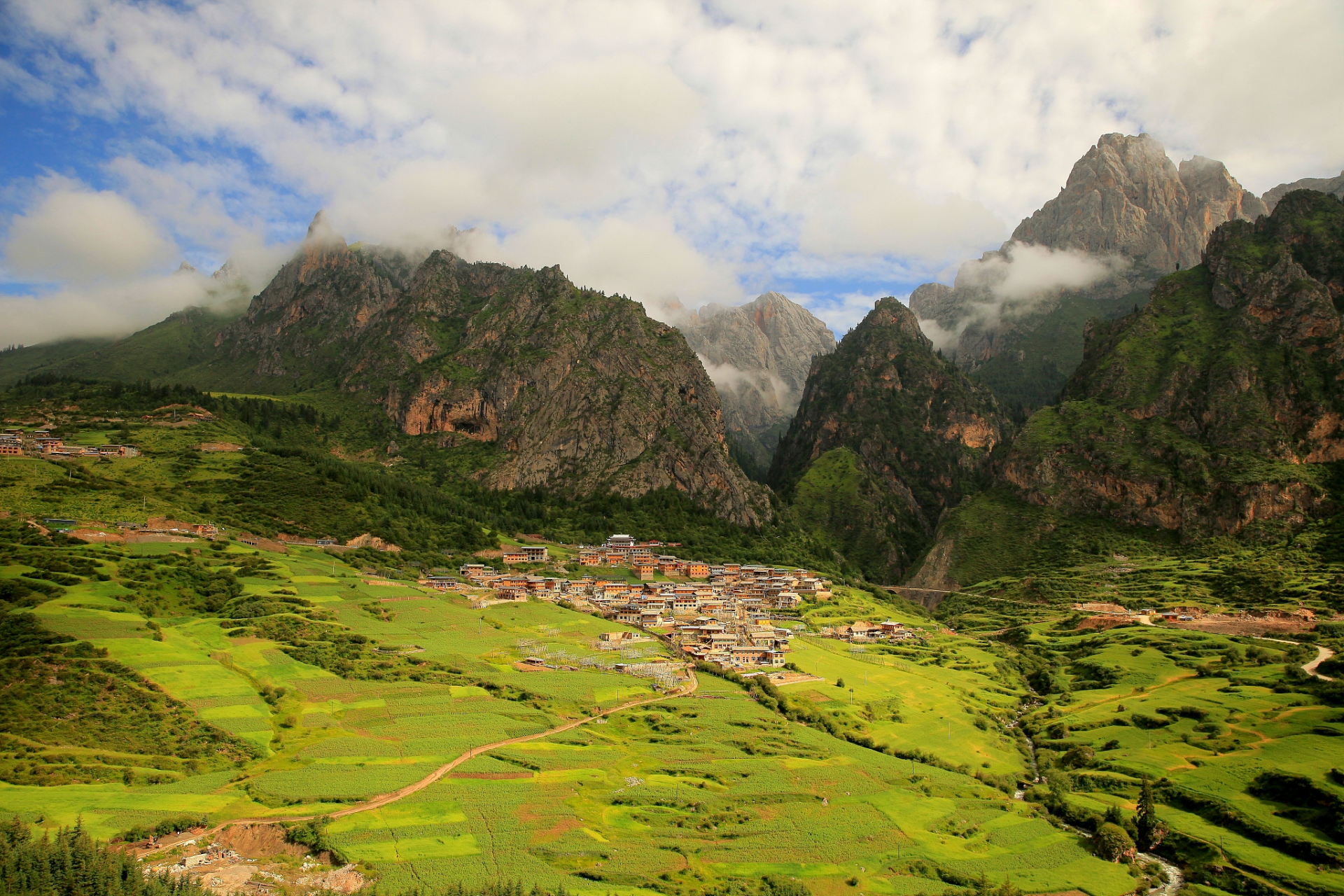 甘肃甘南扎尕那山势奇峻,云雾缭绕,宛如仙境,美不胜收,群山环抱,藏式