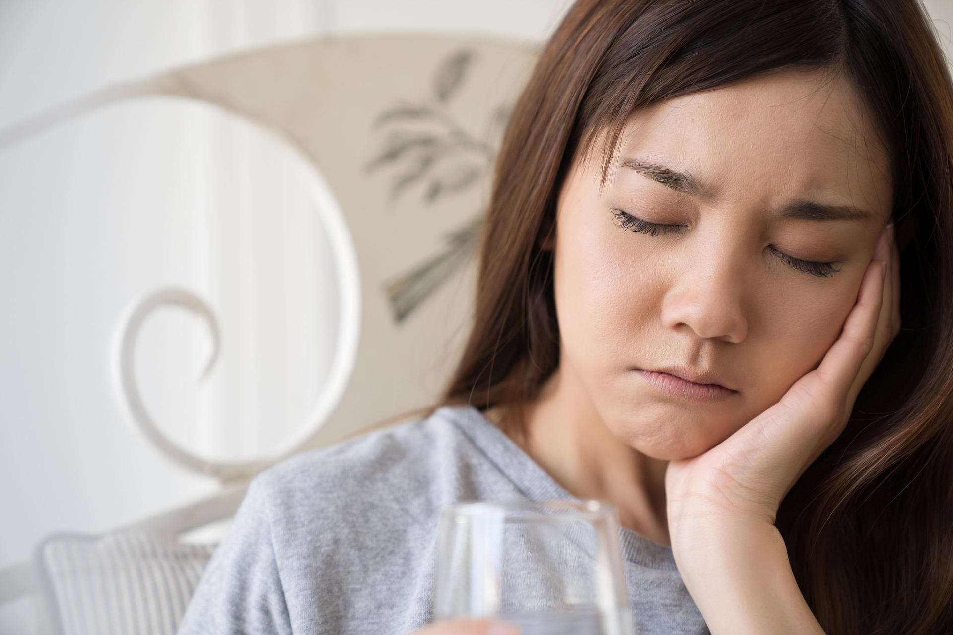 女人食欲不振图片