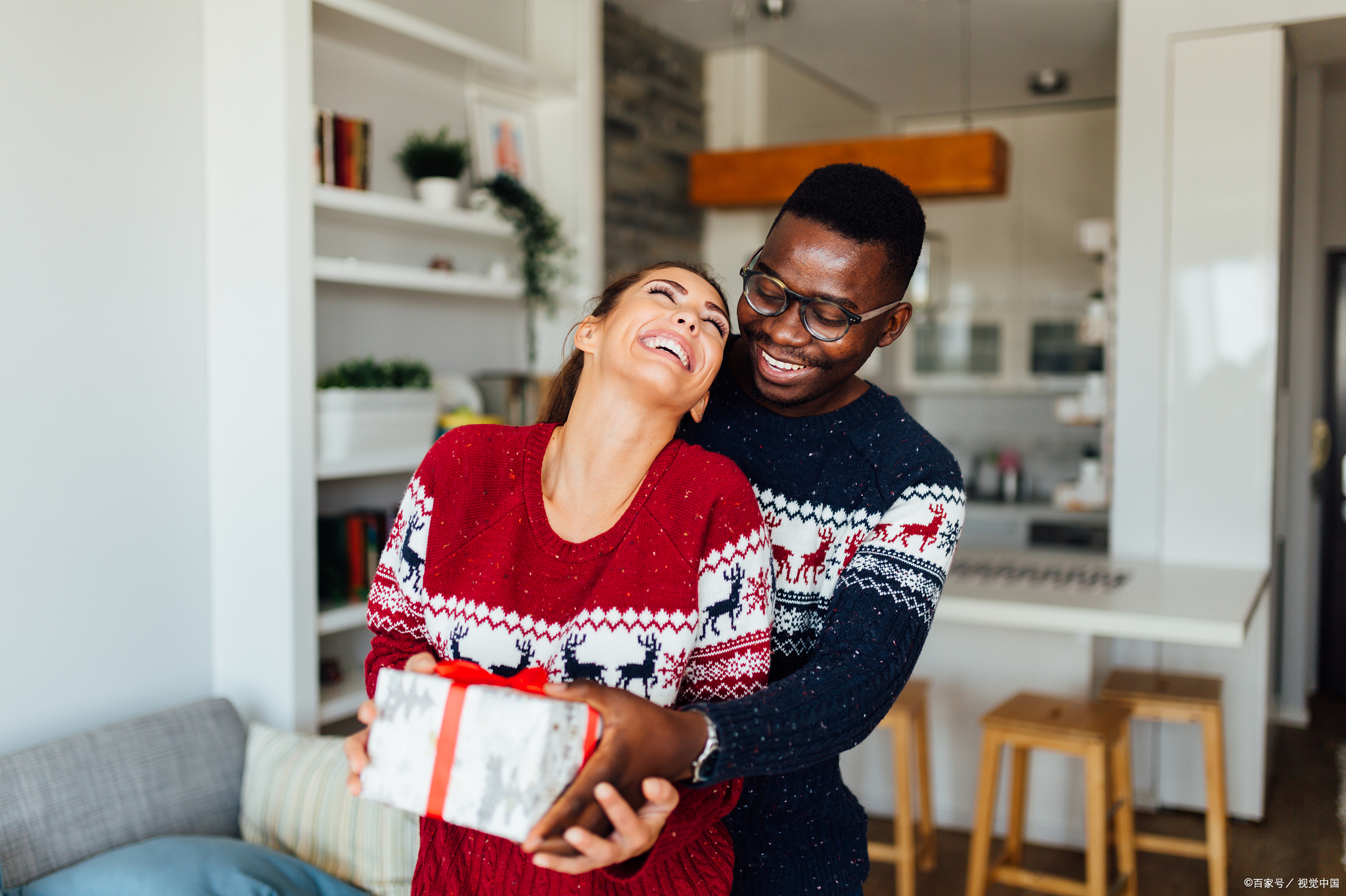 远嫁本就是一场豪赌,可有的女人,竟选择不要彩礼,都要嫁到非洲去.