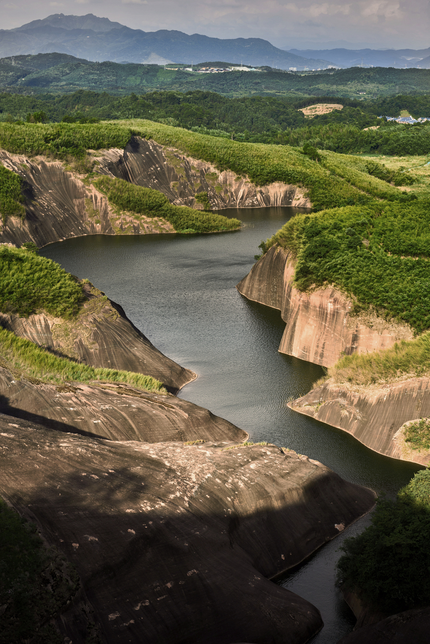 高椅岭风景区位于湖南省郴州市苏仙区桥口镇与资兴市交界处,它与飞天
