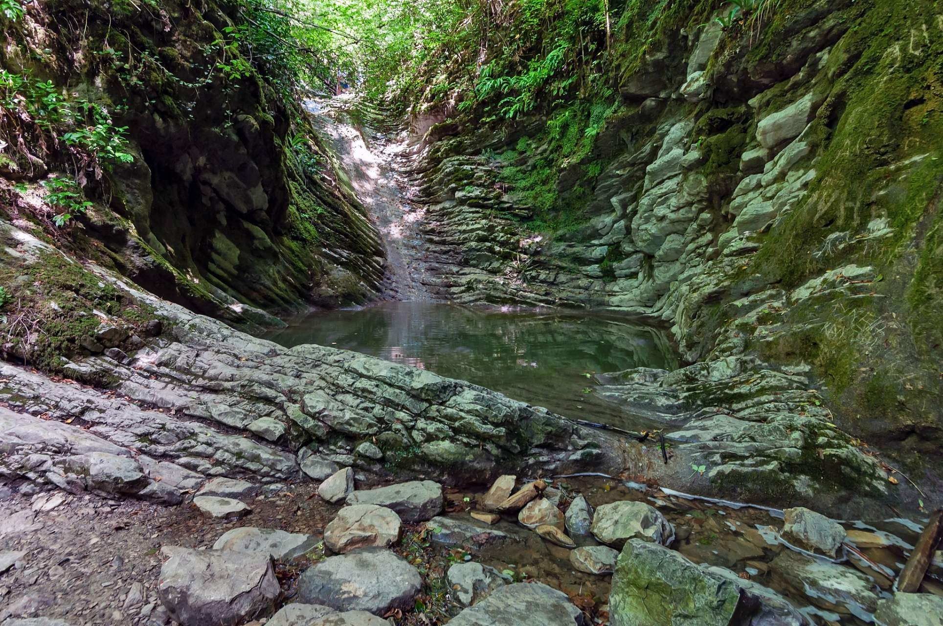 来到安徽霍山大峡谷,仿佛置身于一幅神秘的山水画卷中 山岩陡峭,群峰