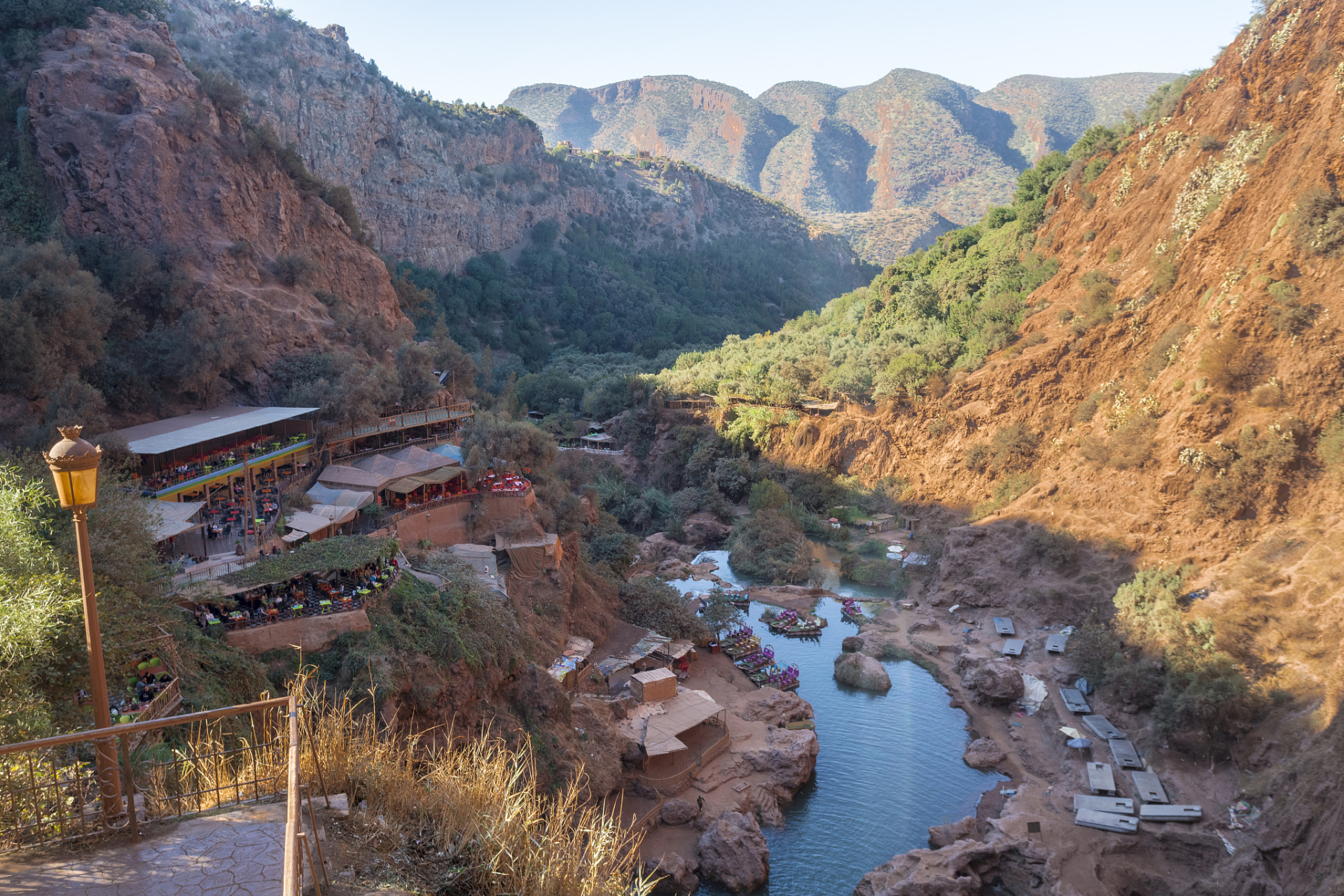 山西省临汾市乡宁县关王庙乡大河村的云丘山风景区是一个集自然风光