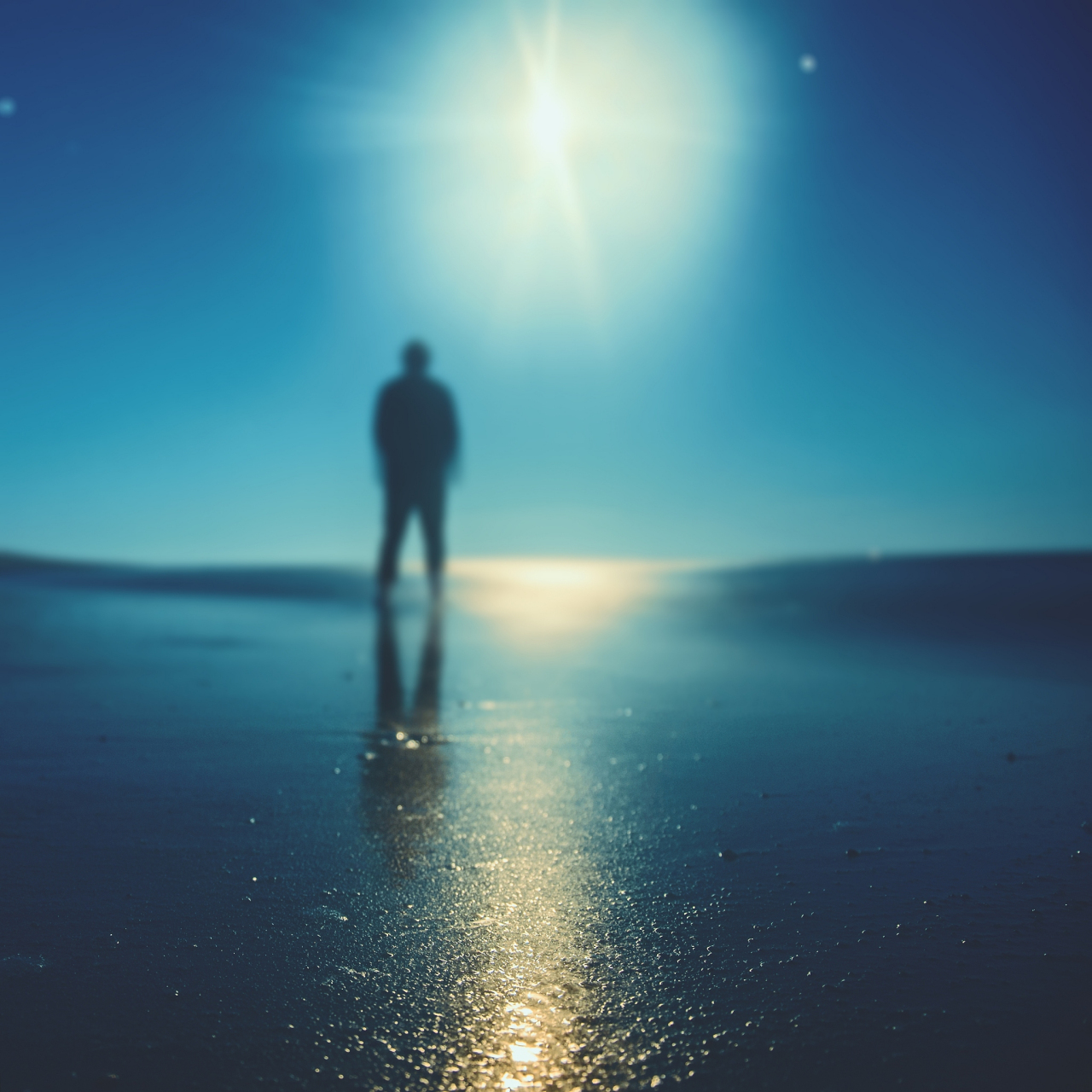 或者躺在床上,倾听着那抒发情感的旋律和歌词,思绪就不经意地穿越时空