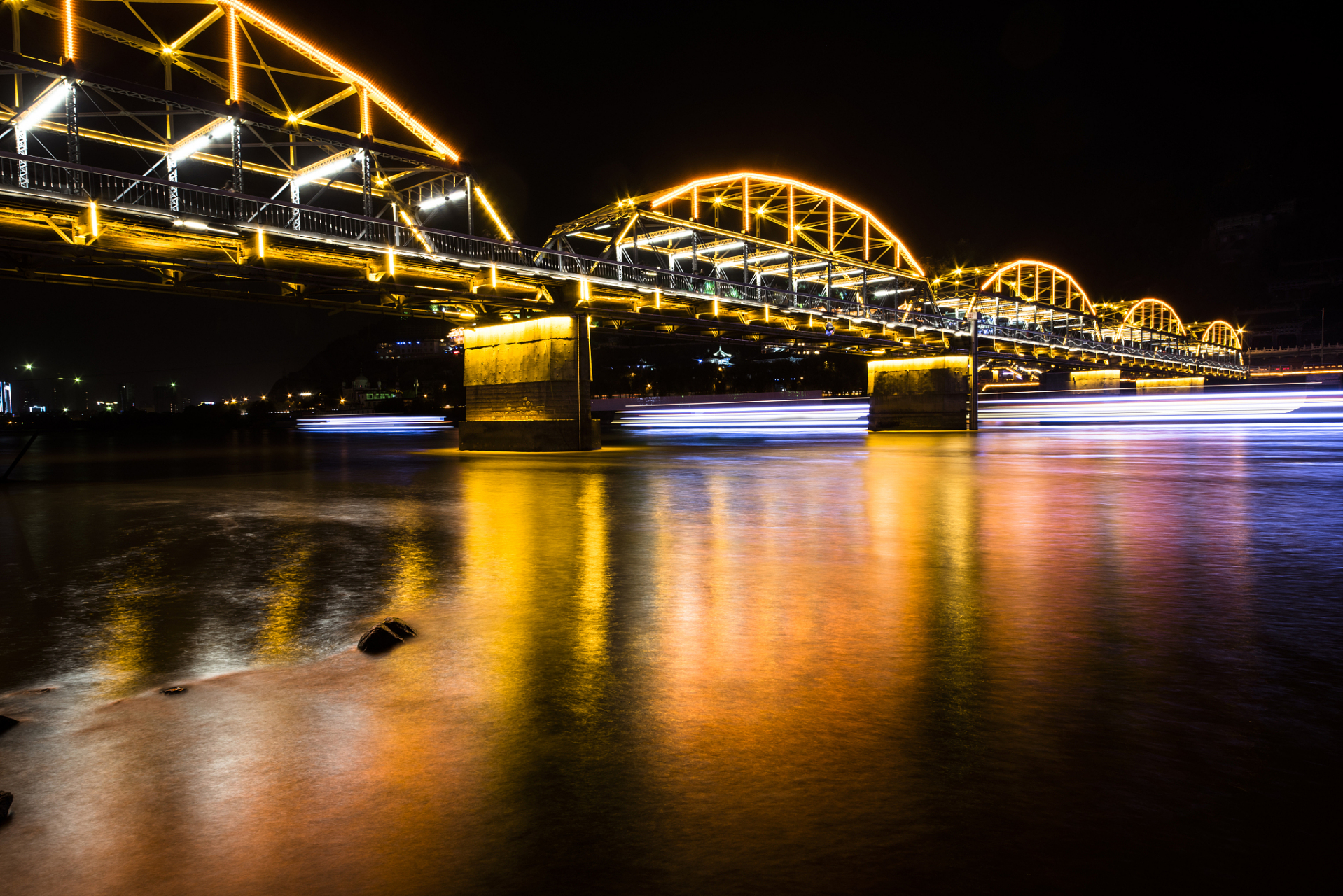 据说这次兰州的轻轨新线路将会采用"跨座式单轨列车",这种列车不仅