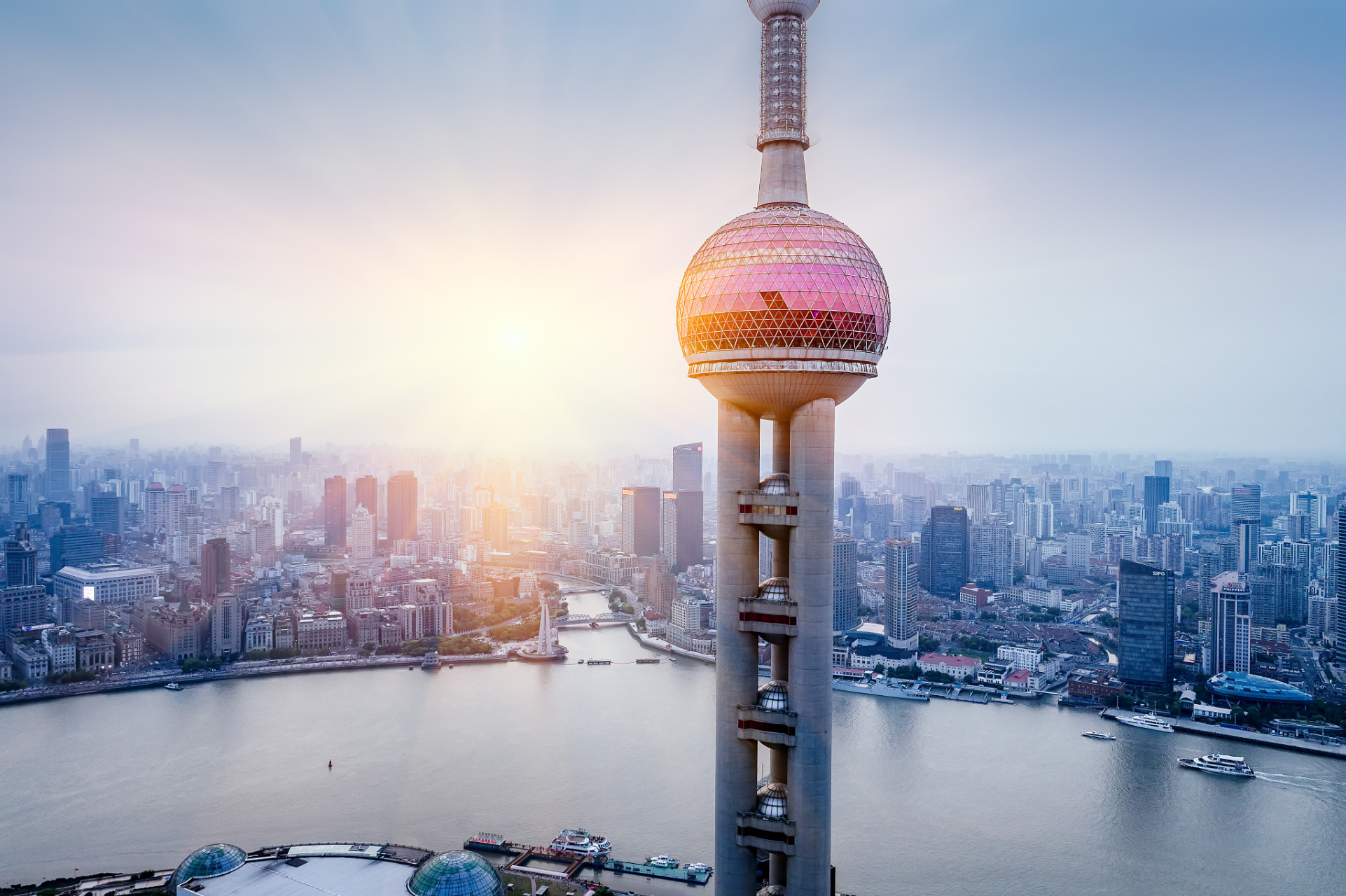 东方明珠广播电视塔是上海的标志性文化景观之一,位于浦东新区