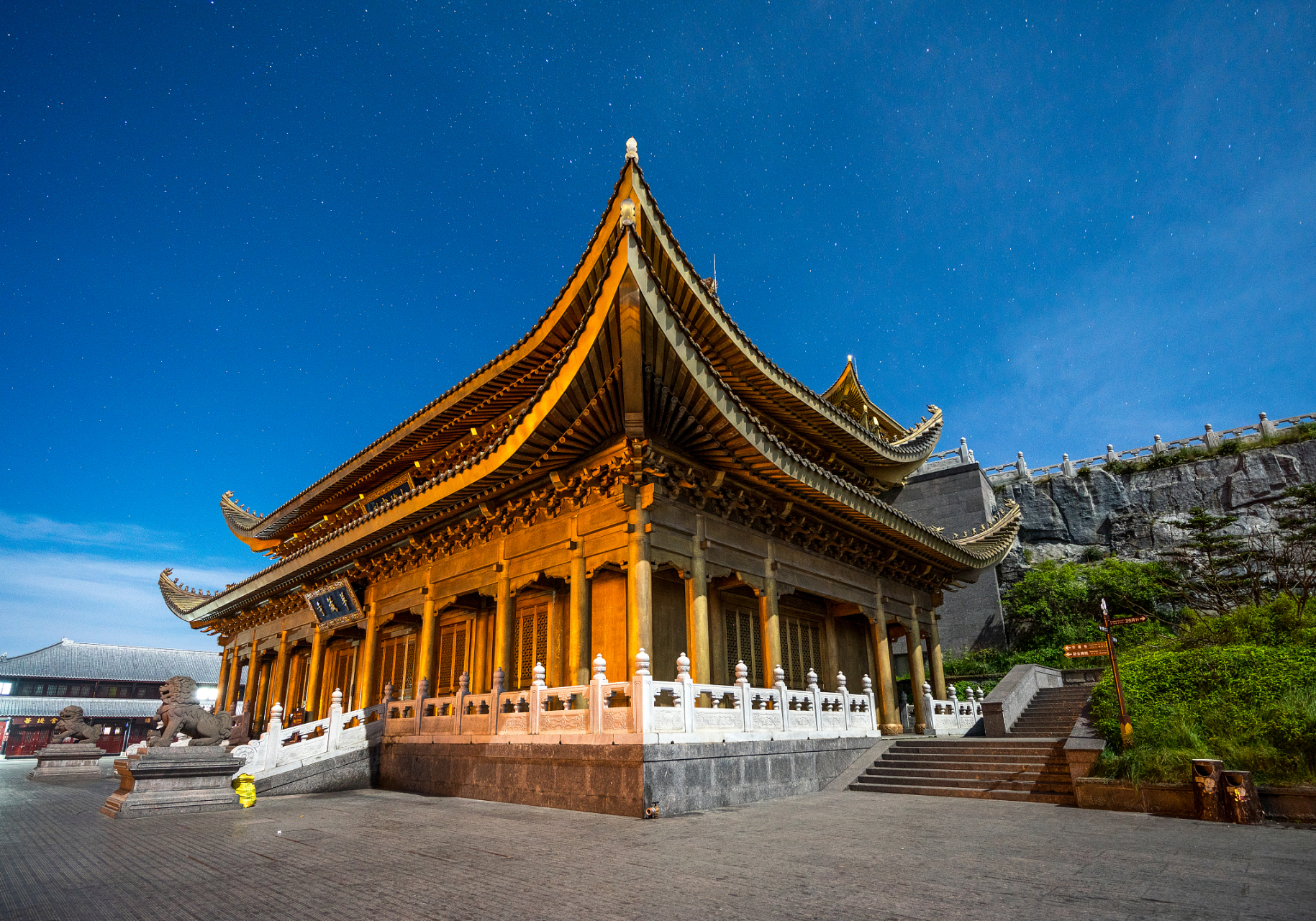 这座殿堂位于山巅,拥有绝佳的位置,不仅是华藏寺的一部分,还是这座