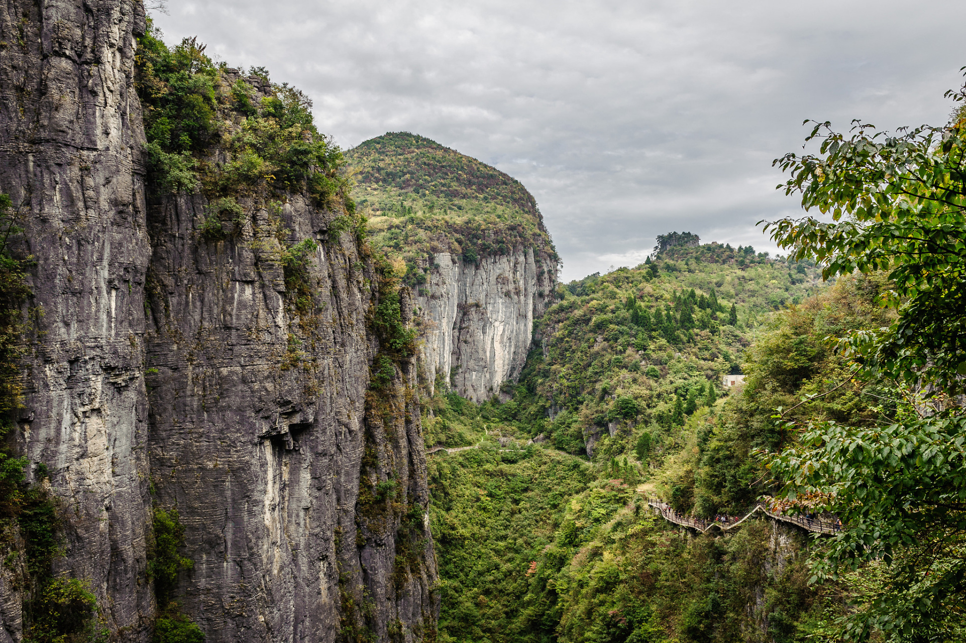 拥有骑楼城,石桥山风景区和龙母庙等著名景点,以及梧州米粉,腊肠和