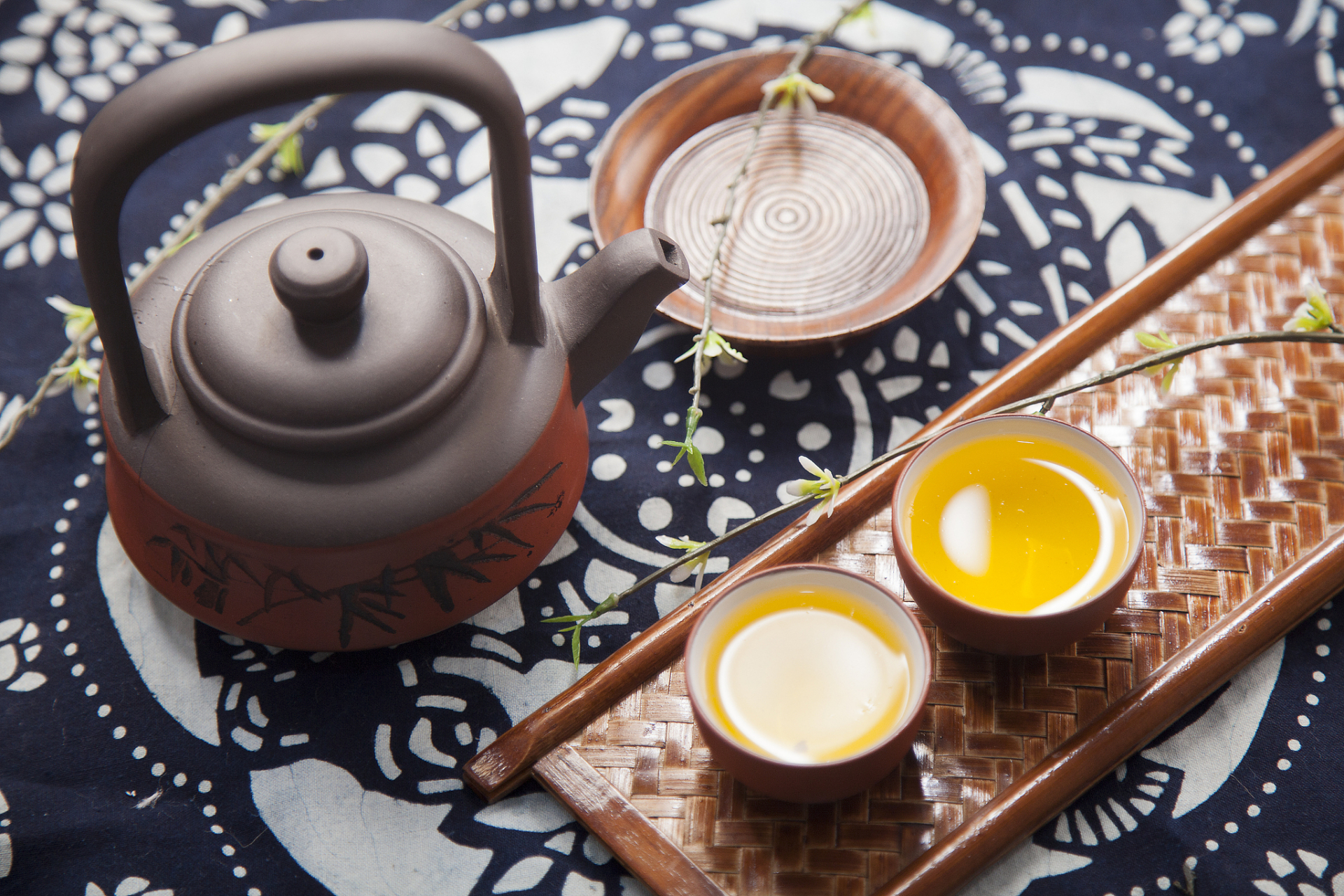 夏日午后,阳光洒窗, 泡壶清茶, 茶叶舒展如舞, 茶香弥漫,带走闷热.