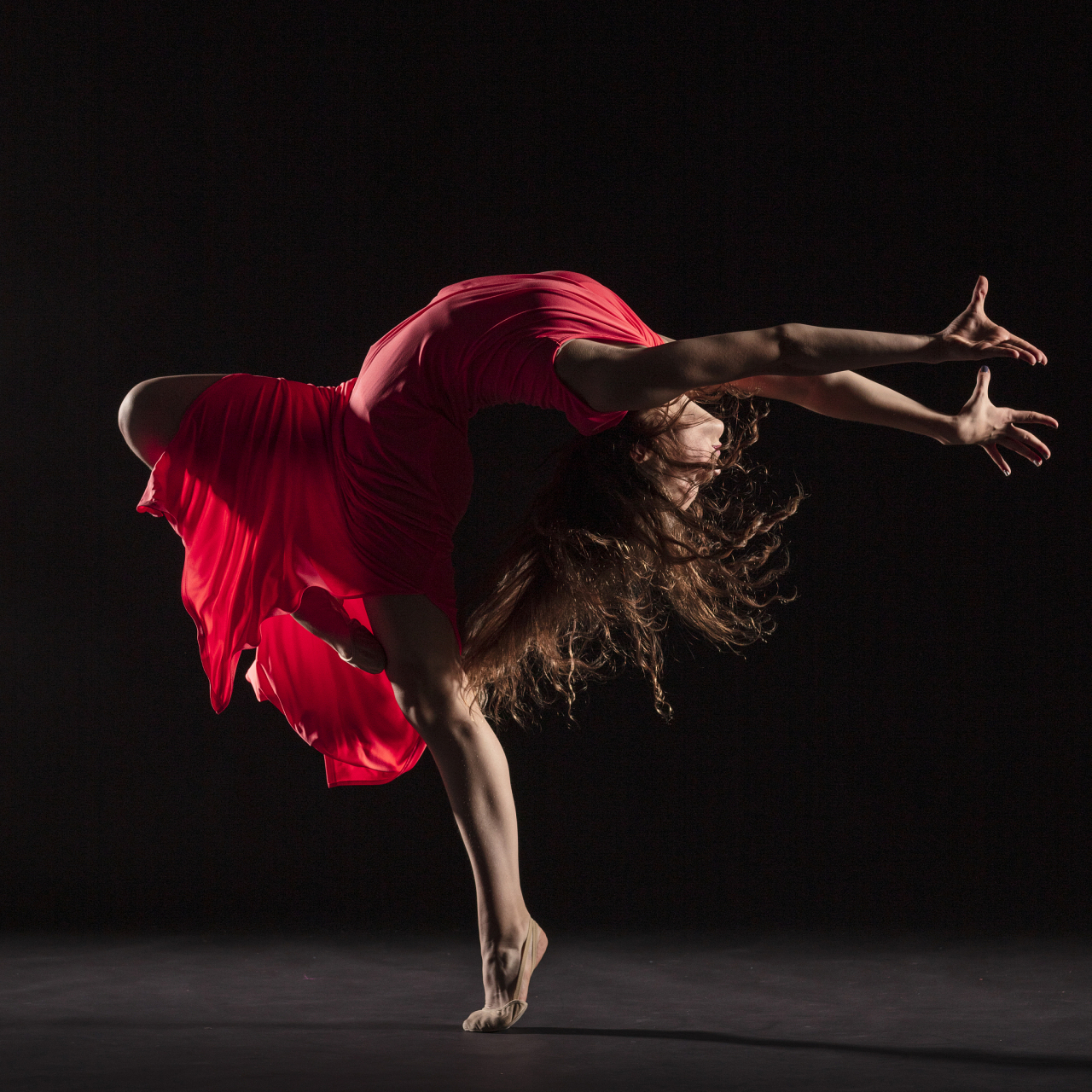 体育舞蹈兼具运动与艺术性,通过活泼的舞蹈动作能锻炼