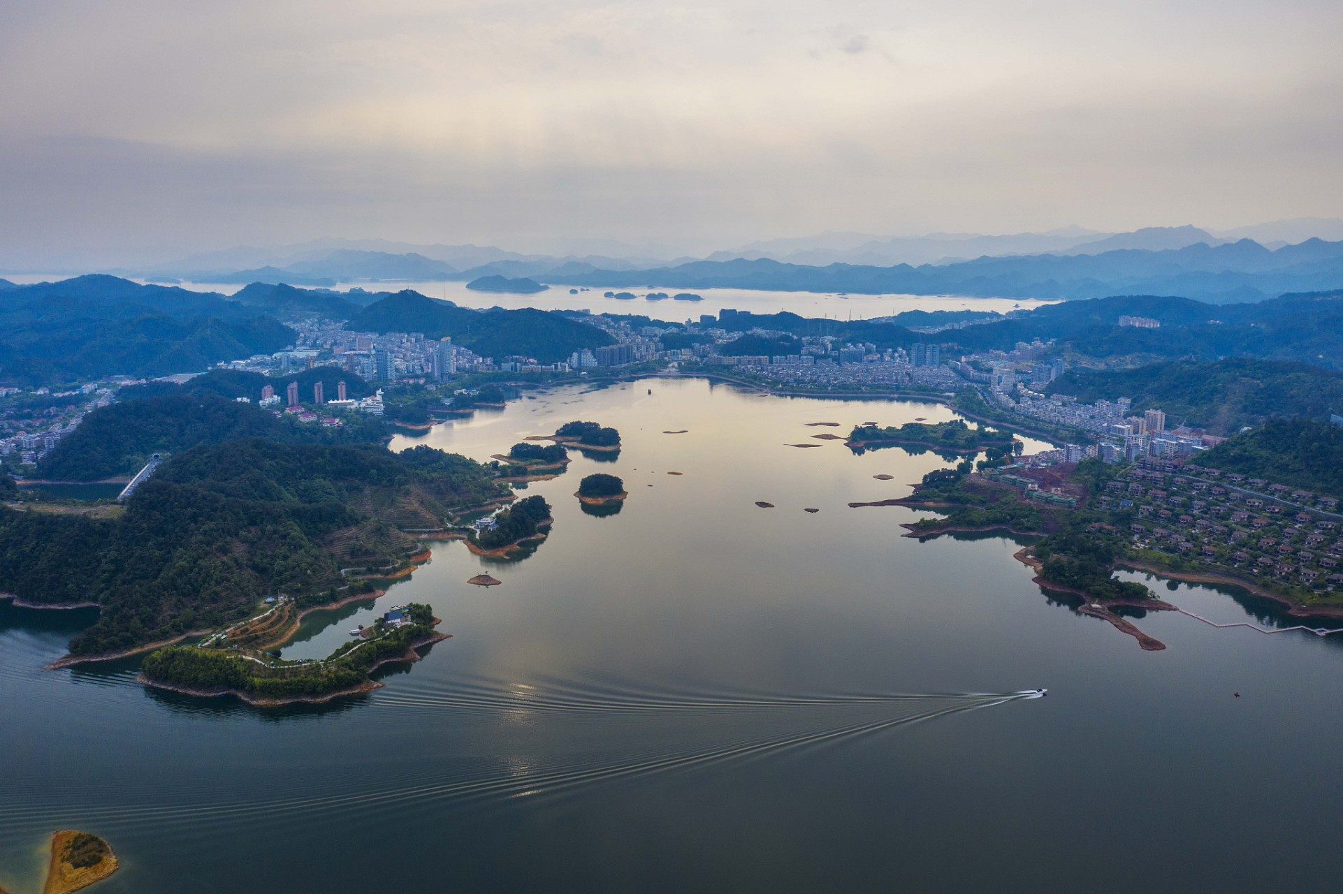 千岛湖东南湖区如一幅宛如仙境的画卷,包含黄山尖,天池岛,桂花岛三座