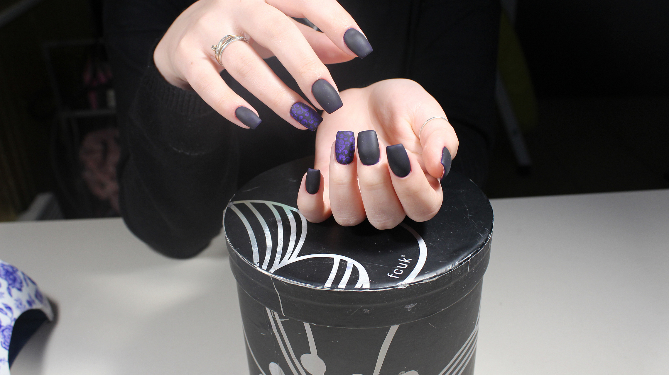 当谈及黑色系美甲款式推荐时,我们仿佛踏入了一场深邃而神秘的时尚