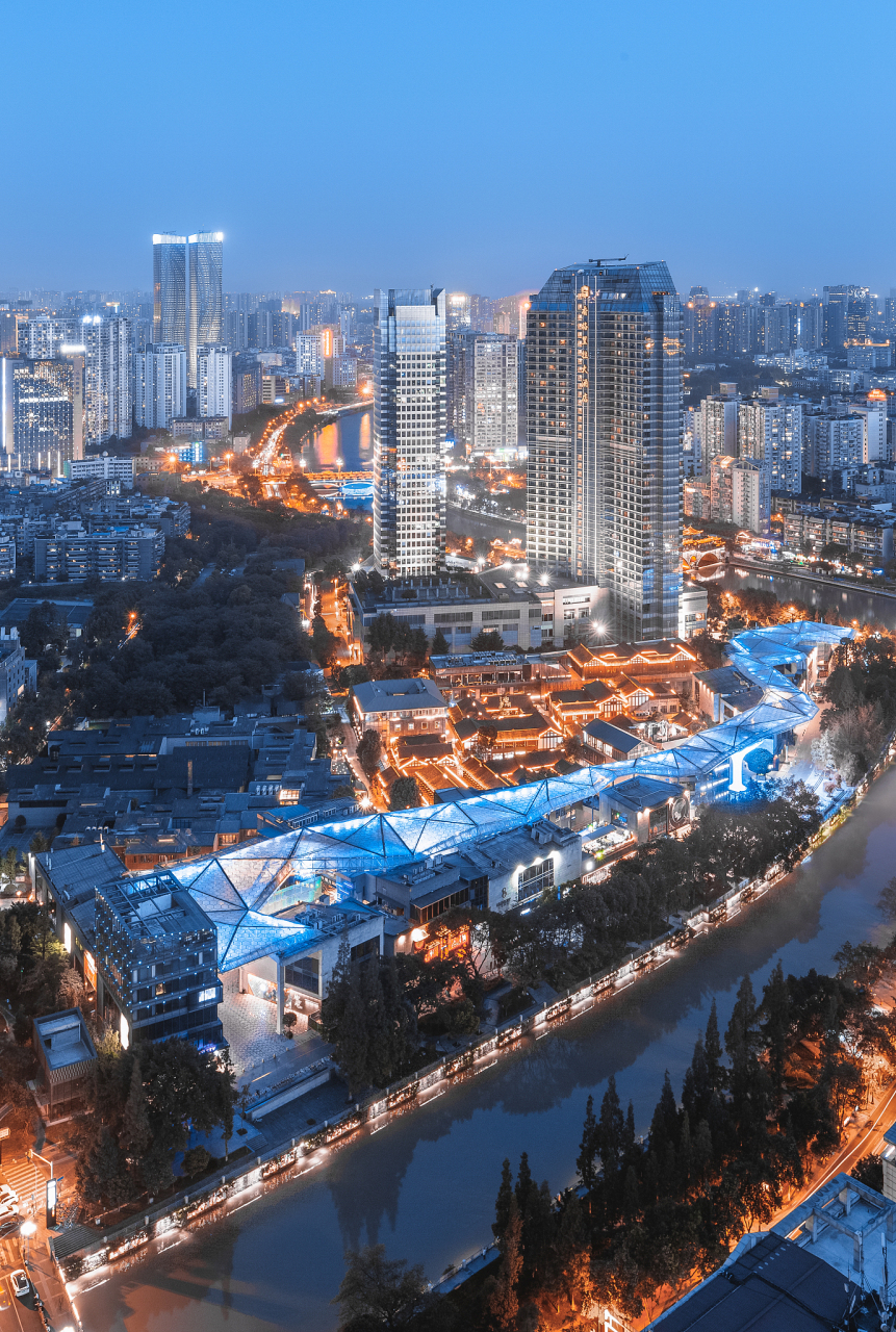 成都几乎是一座不夜城,所以成都生活的一半都是夜生活.