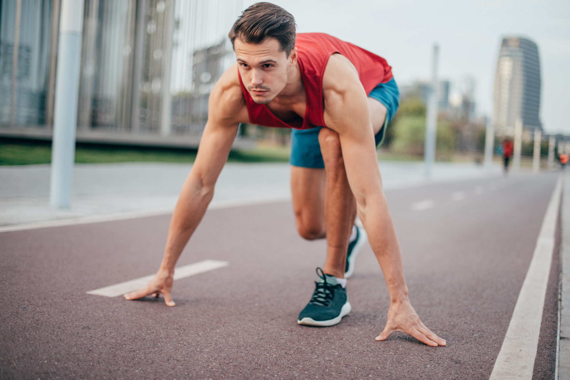 摘要:短跑运动员要提高腿部肌肉的发力,需在力量,柔韧性,技术动作