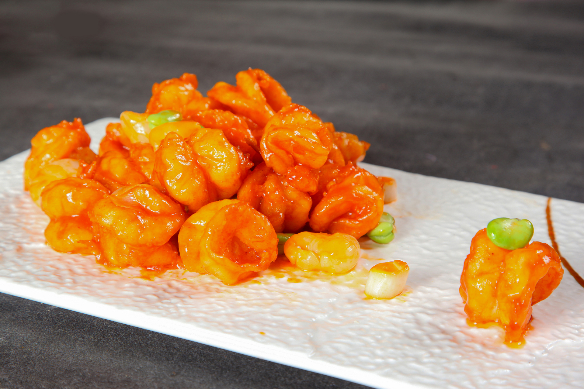 宫保虾球是一道融合了川菜和海鲜的美食佳肴
