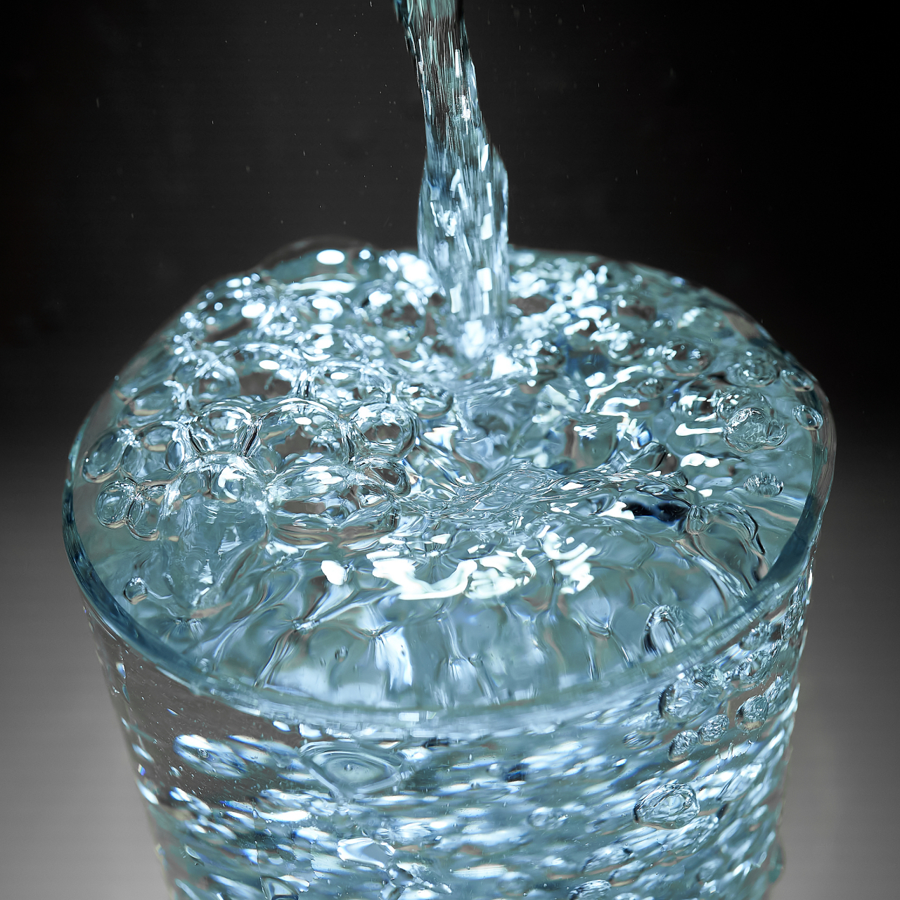 水是地球上最神奇的液体,也是唯一能在自然条件下以三种不同形式存在