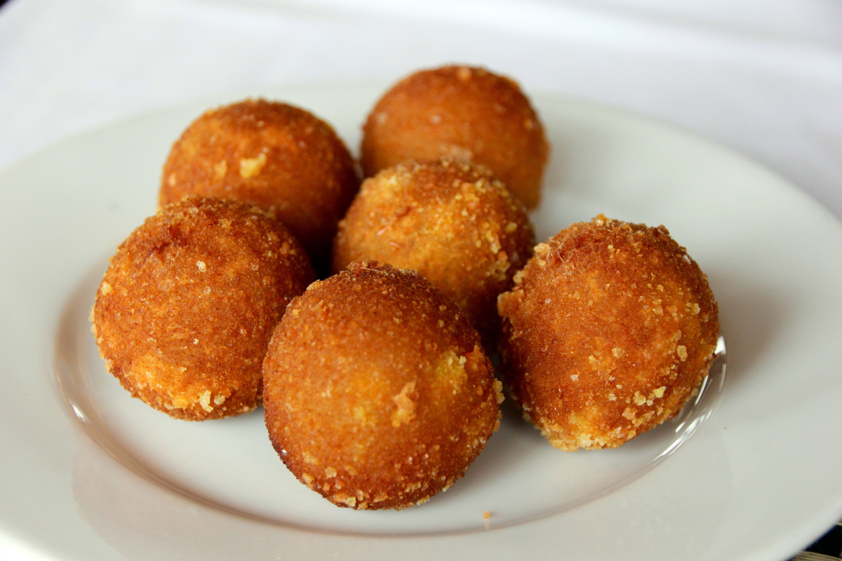 油炸糕是深受喜爱的传统小吃,制作需准备糯米粉,白糖