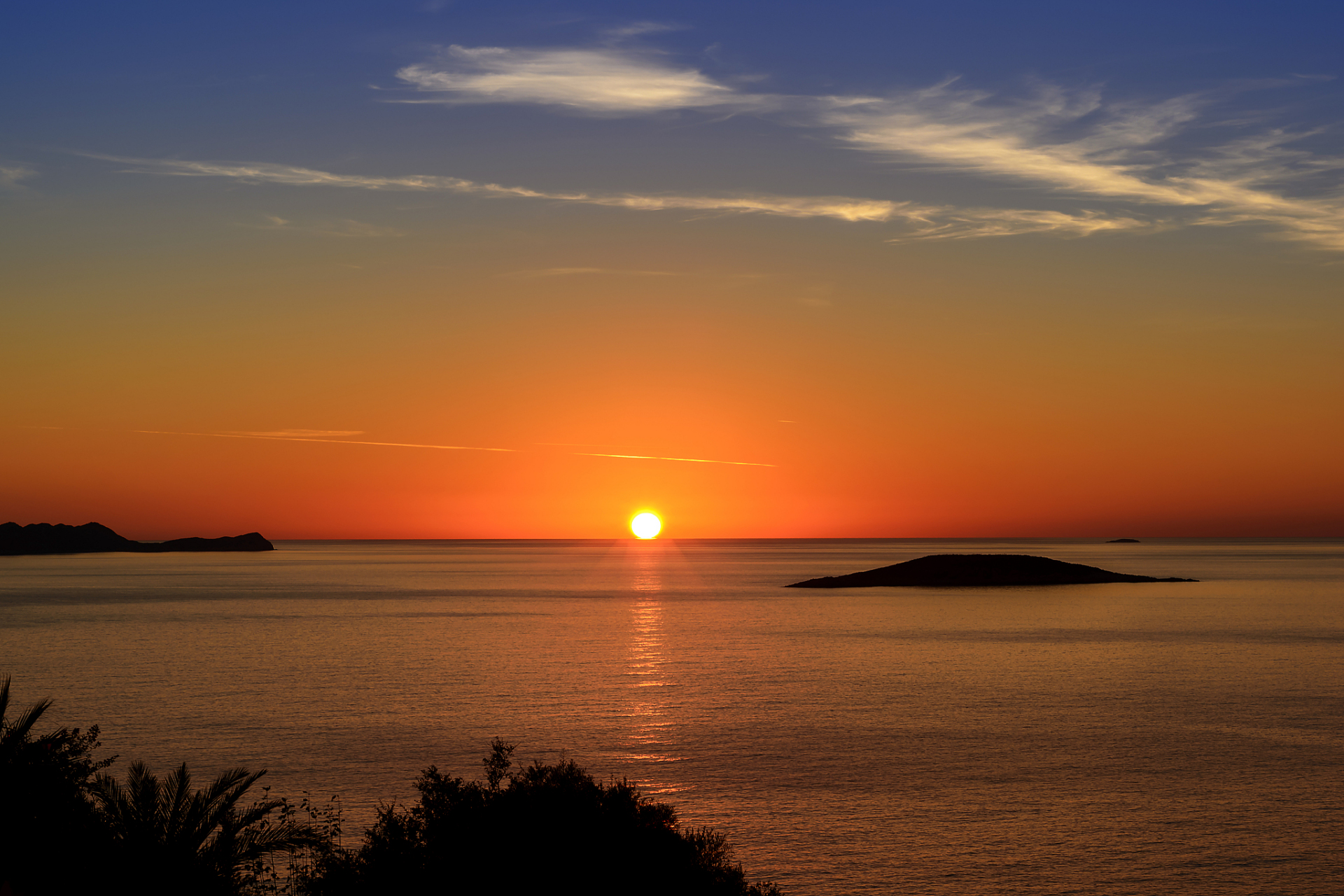 日出是自然界奇妙的景象之一,国内有许多观日出最佳地点,如东极岛