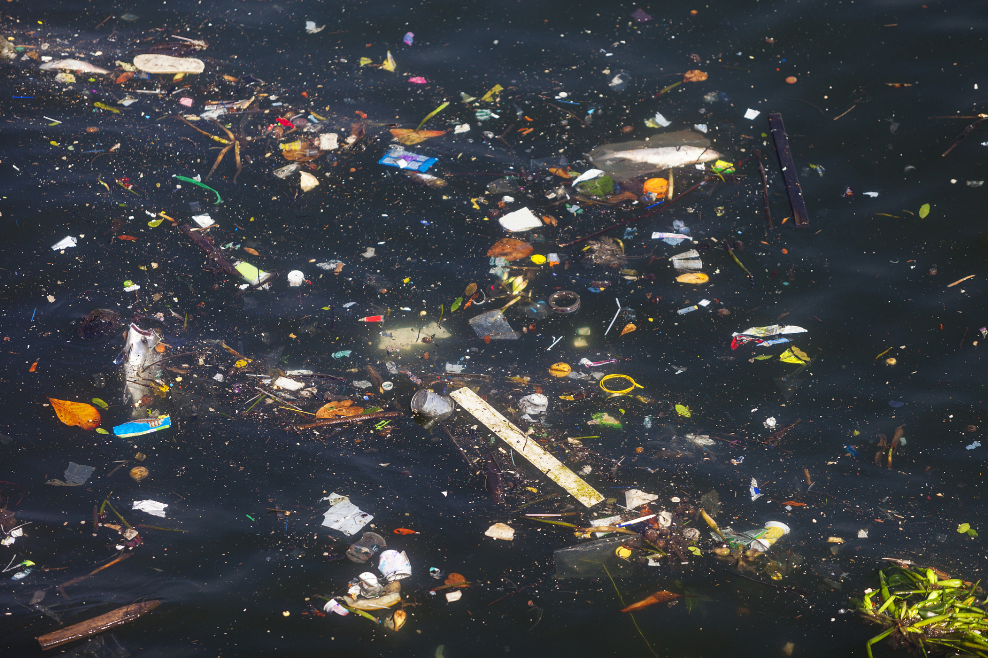 太空碎片处理是指对于在太空中漂浮的废弃物和碎片进行清理和处理的