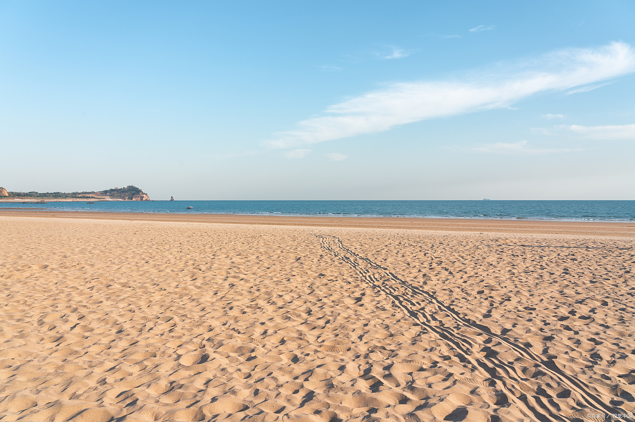 赤脚走在沙滩上,感受沙粒的细腻与温暖;面朝大海
