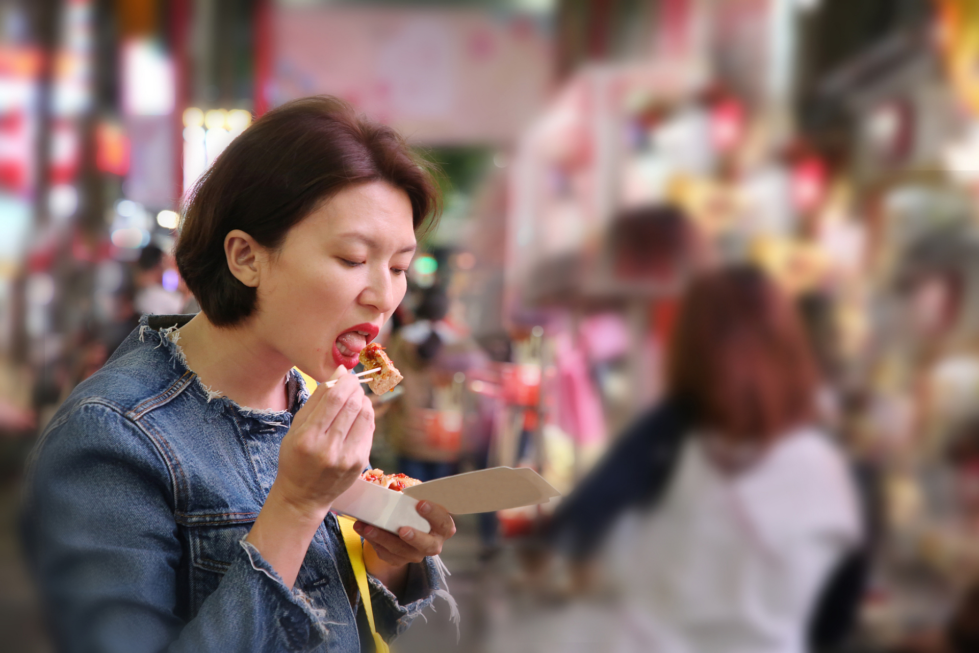 近日,陕西一女子买烤肠,商贩报价"一根三元二根五元",不想这位女子