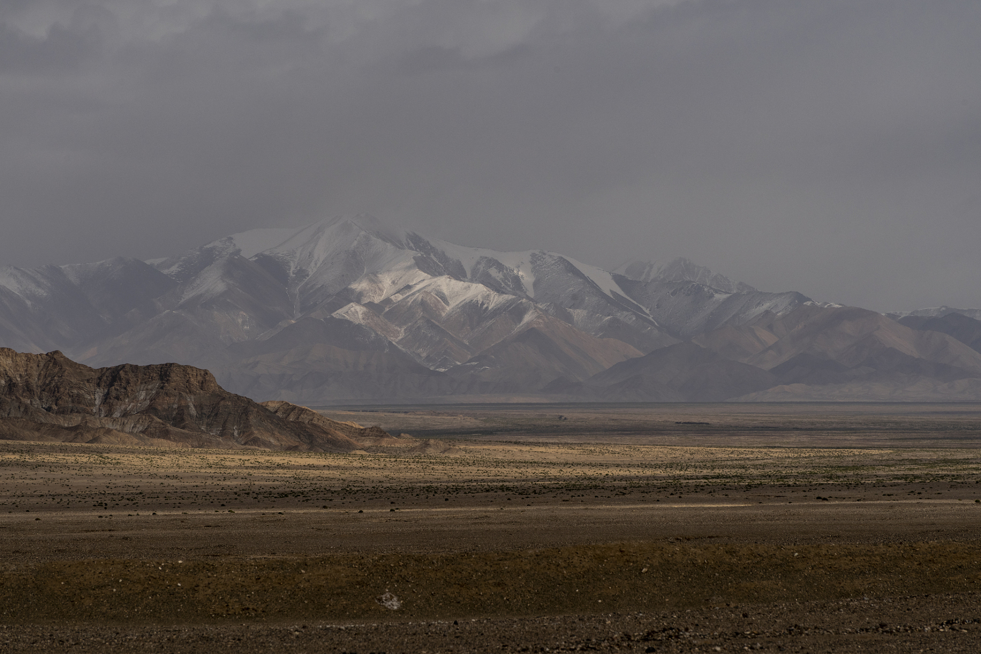 可可西里山位于西藏,新疆,青海交界,属昆仑山脉南支,长500千米,平均