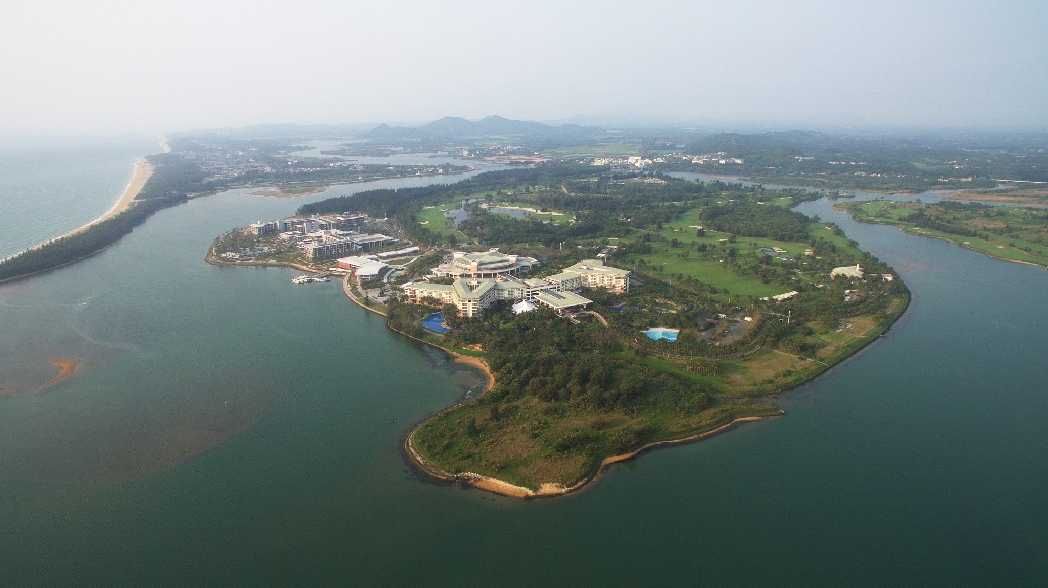 鹤山仙鹤湖,位于中国广东省江门市鹤山市,是一处独特的自然景观.