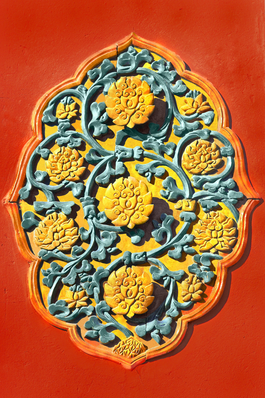 故宫建筑风格以黄色琉璃瓦和雕花为主要特色.