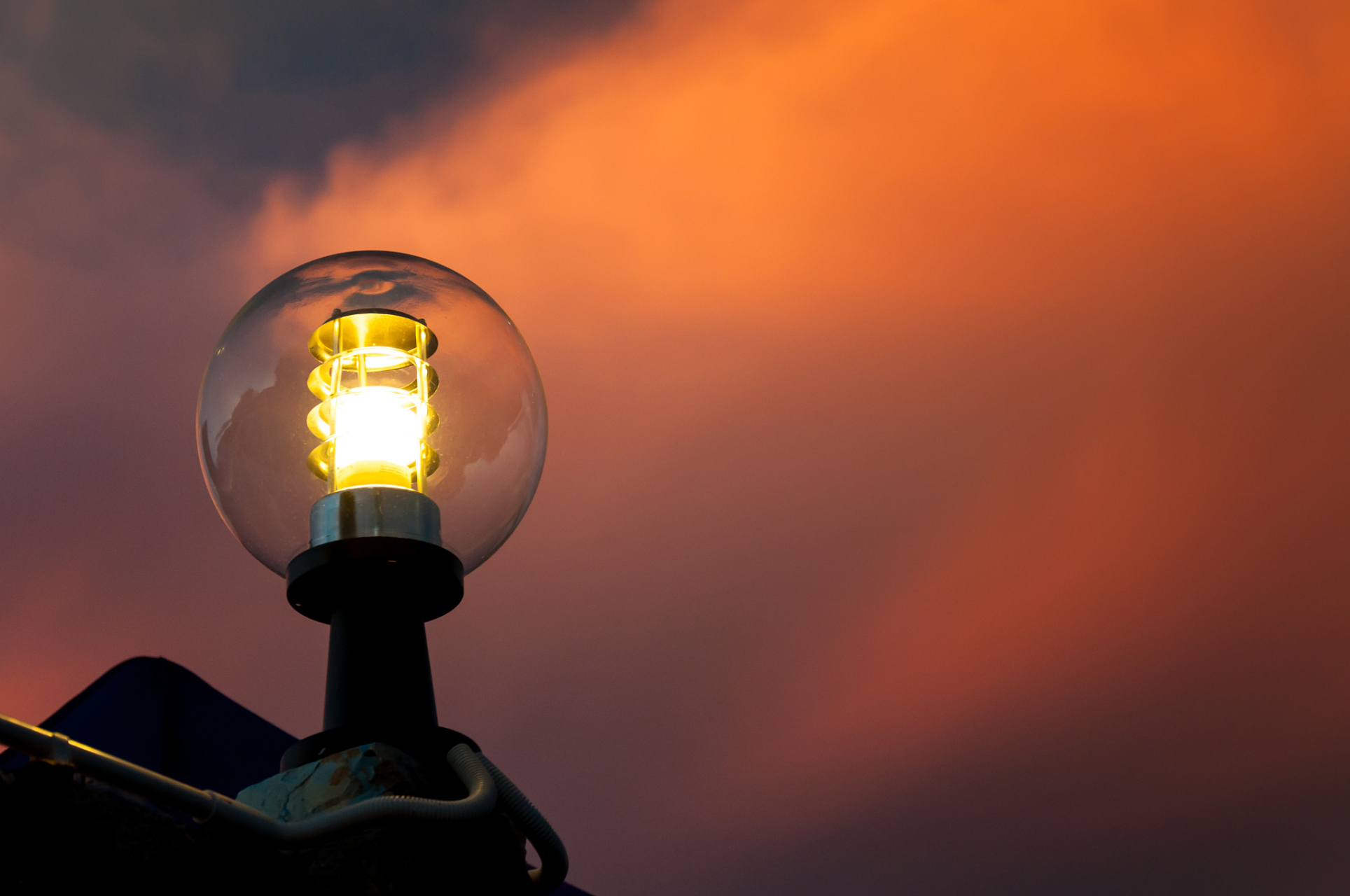 我们是无助的孩童:来自远方的温暖,成长路上的明灯与希望 曾经,我们是