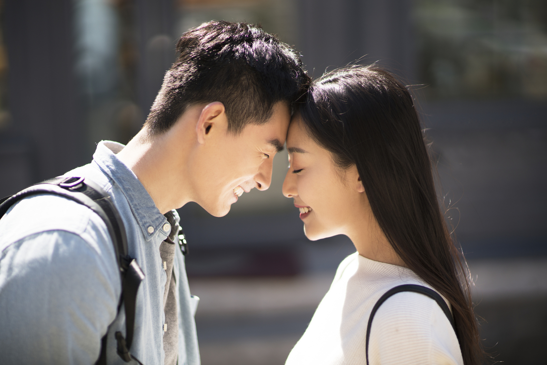 繁华都市,健康亲密关系的构建指南      在繁忙的都市中,年轻夫妻李明