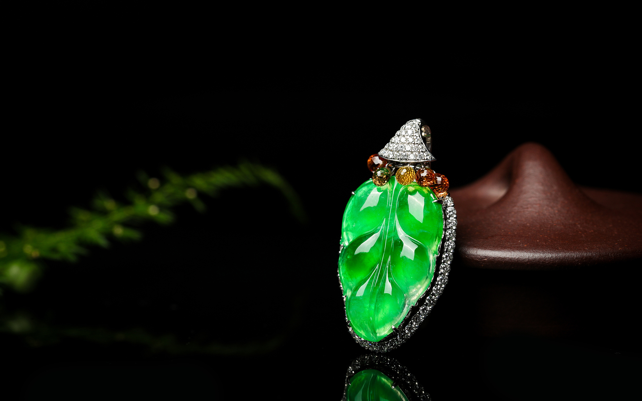 翡翠的绿色分正邪阴阳,正绿由钠铬辉石形成,鲜艳且透明度高.