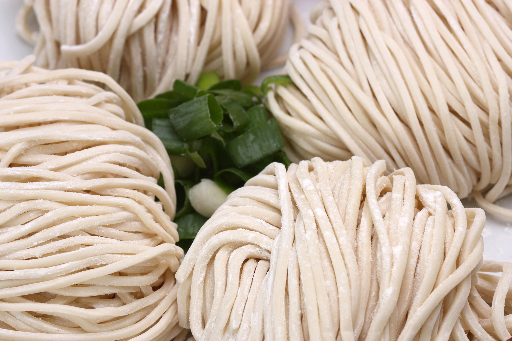 高筋面粉蛋白质含量高,颜色偏深,手感硬,适合制作筋道面食;低筋面粉