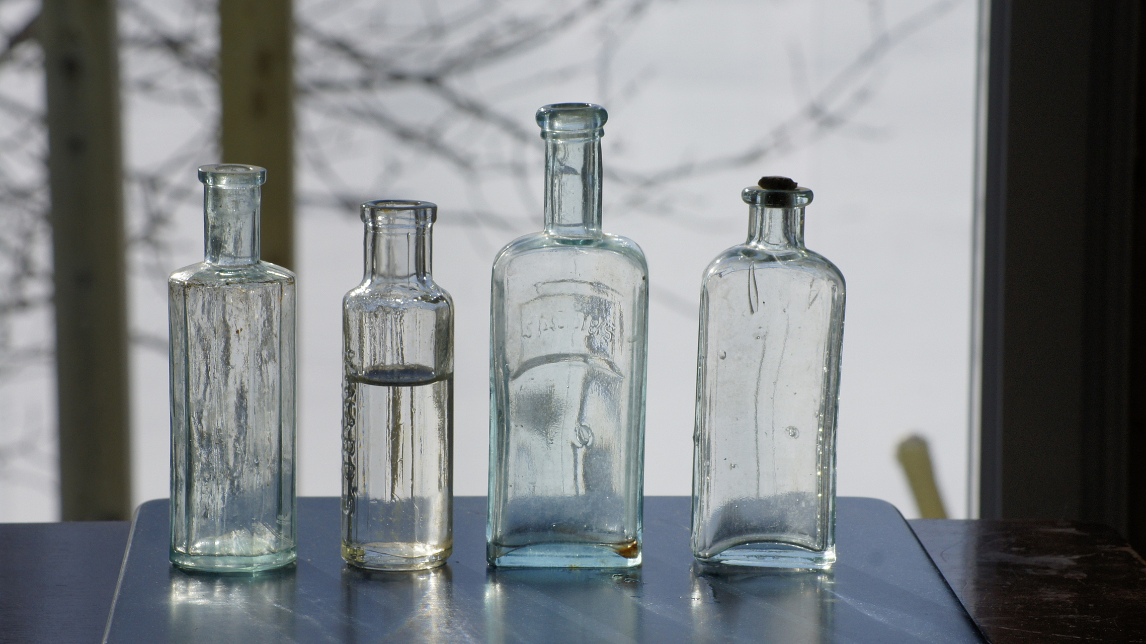 细口瓶和广口瓶在用途,形状和安全性上有明显差异.