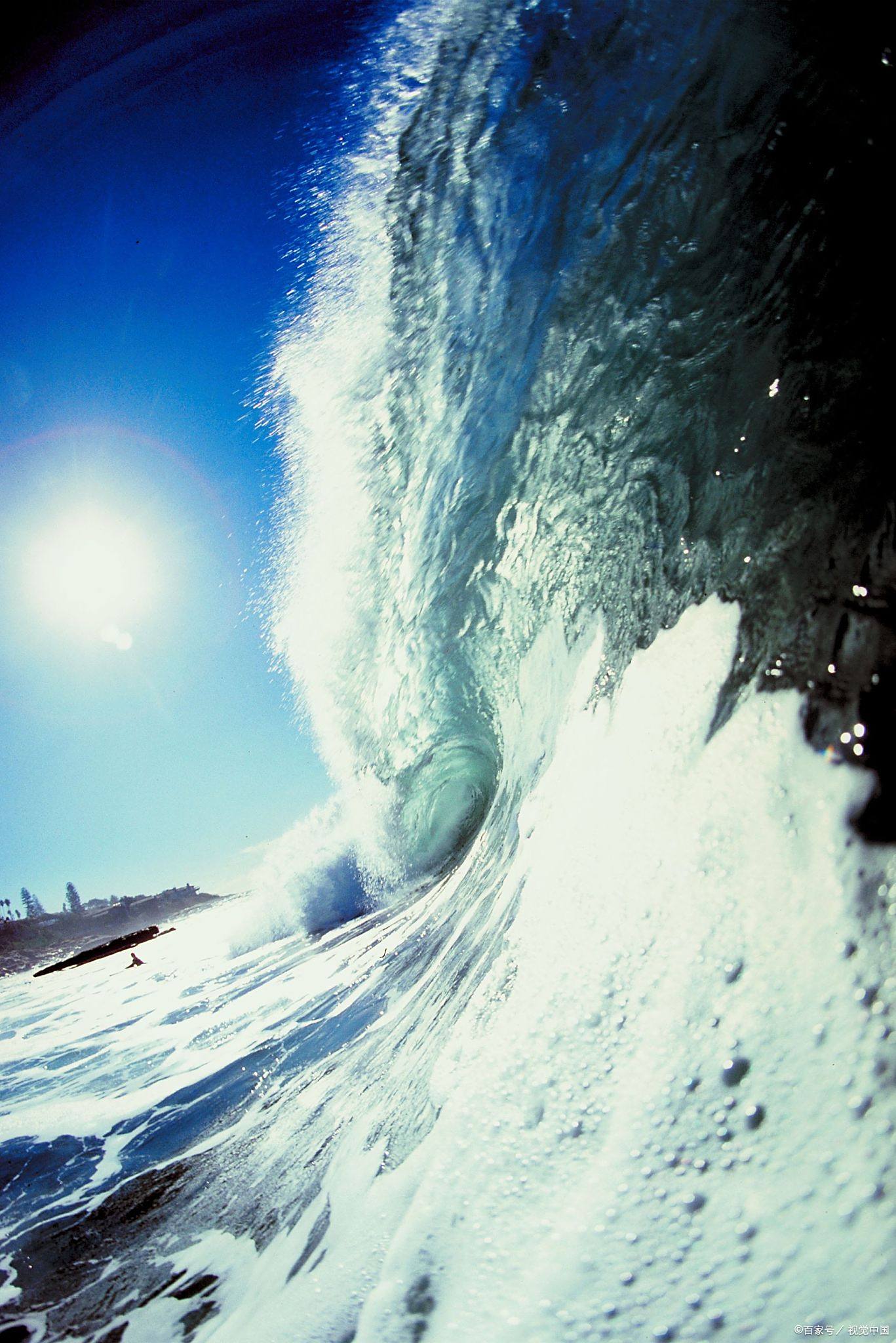 比如说三米高的海啸的话,不是一个接着一个三米高的波冲过来,而是一