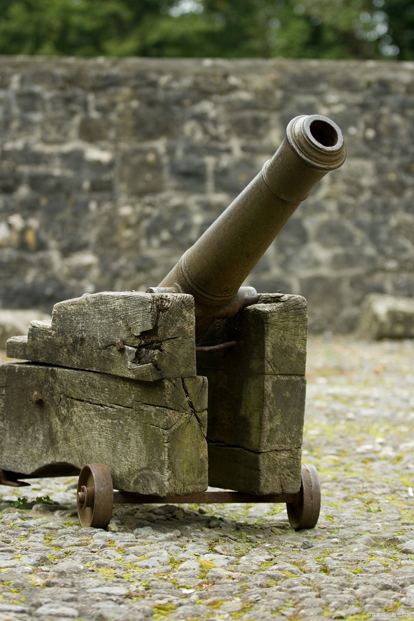 专家鉴定,这是一门清朝的前膛炮,主要用途是针对步兵.一瞬间,一段