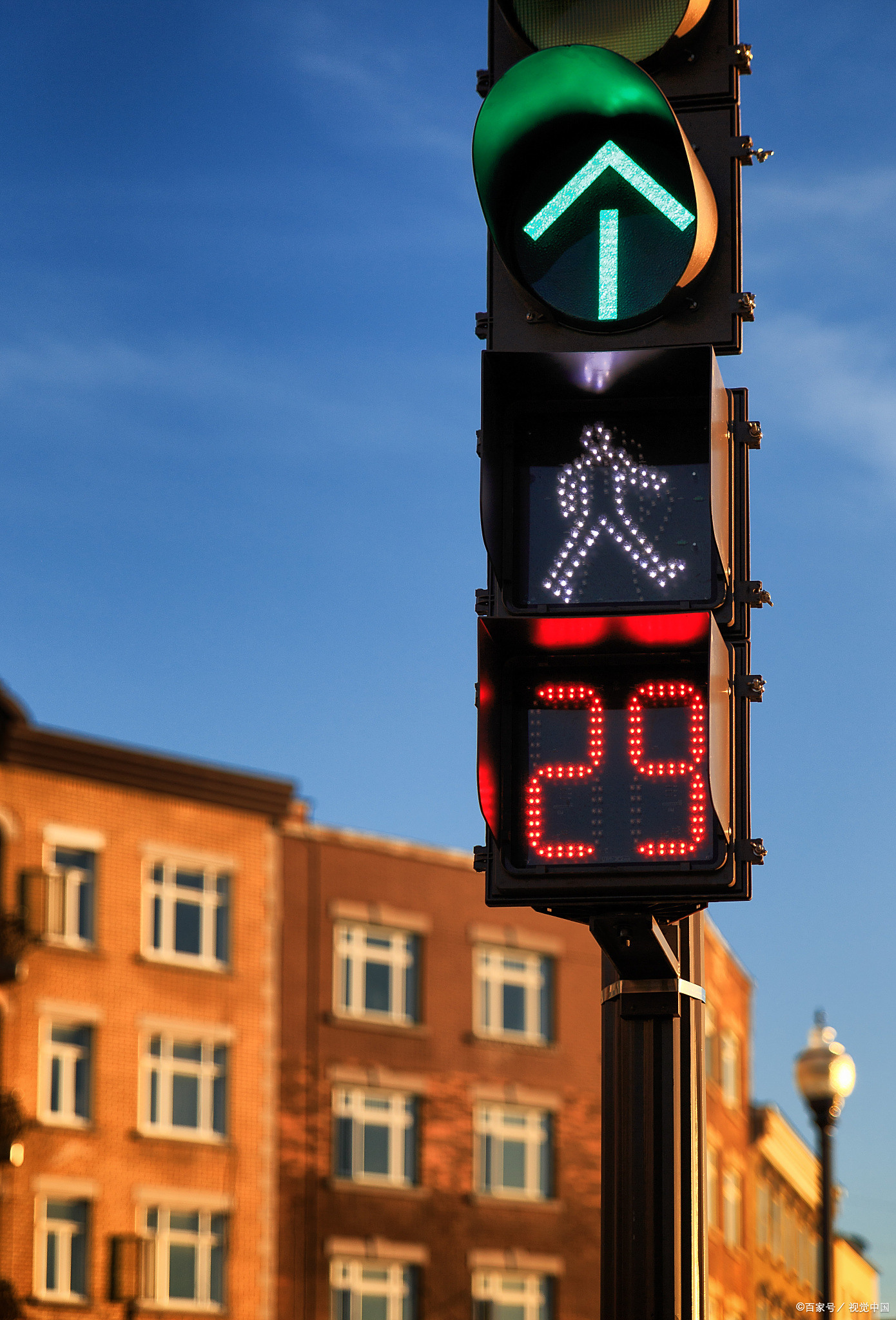 光明街与农艺路交汇处的十字路口,静静地骑着电动车等待红绿灯的变换