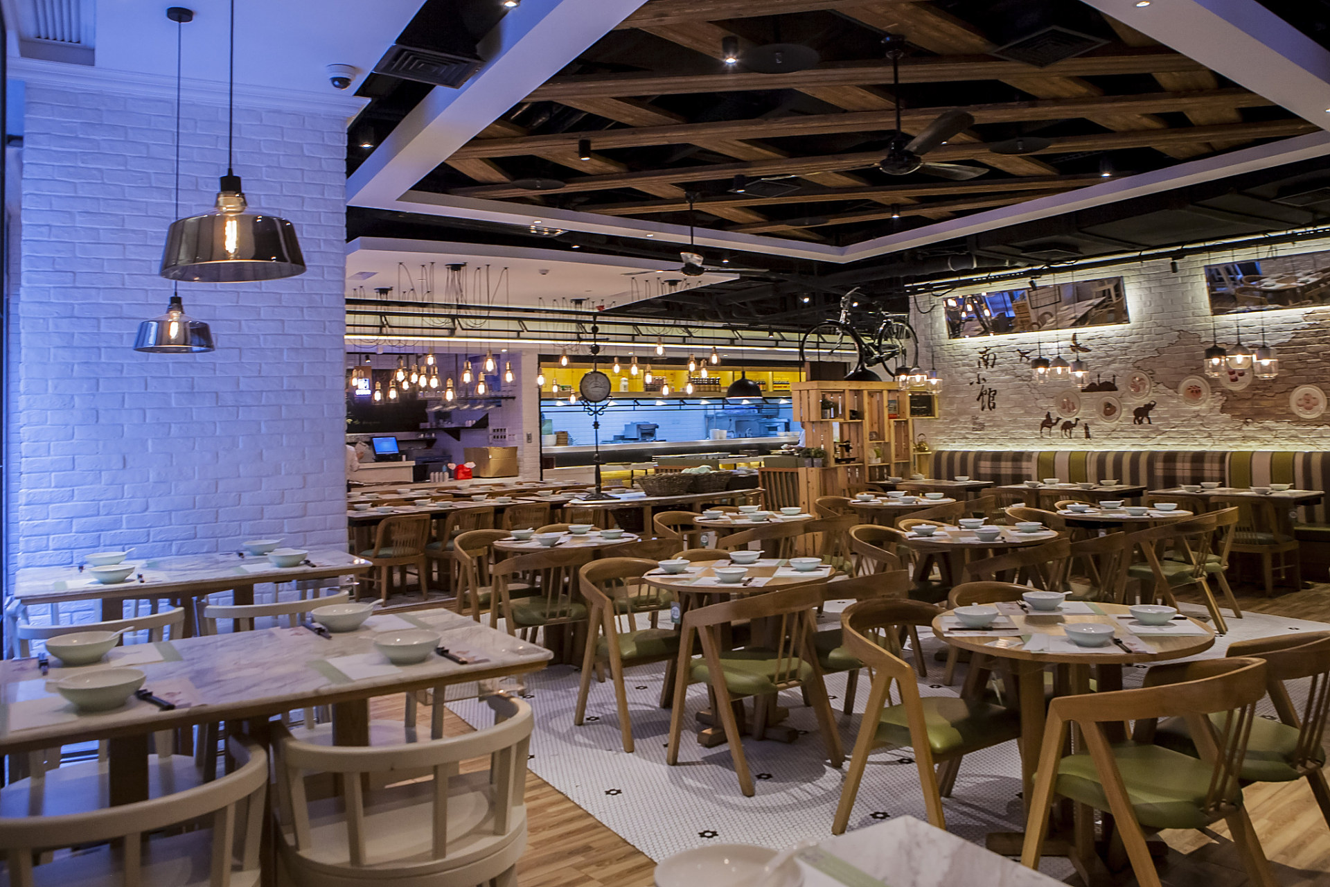 一度爆火的淄博烧烤最近降温明显,网络上出现了大量淄博烧烤店转鹊哪