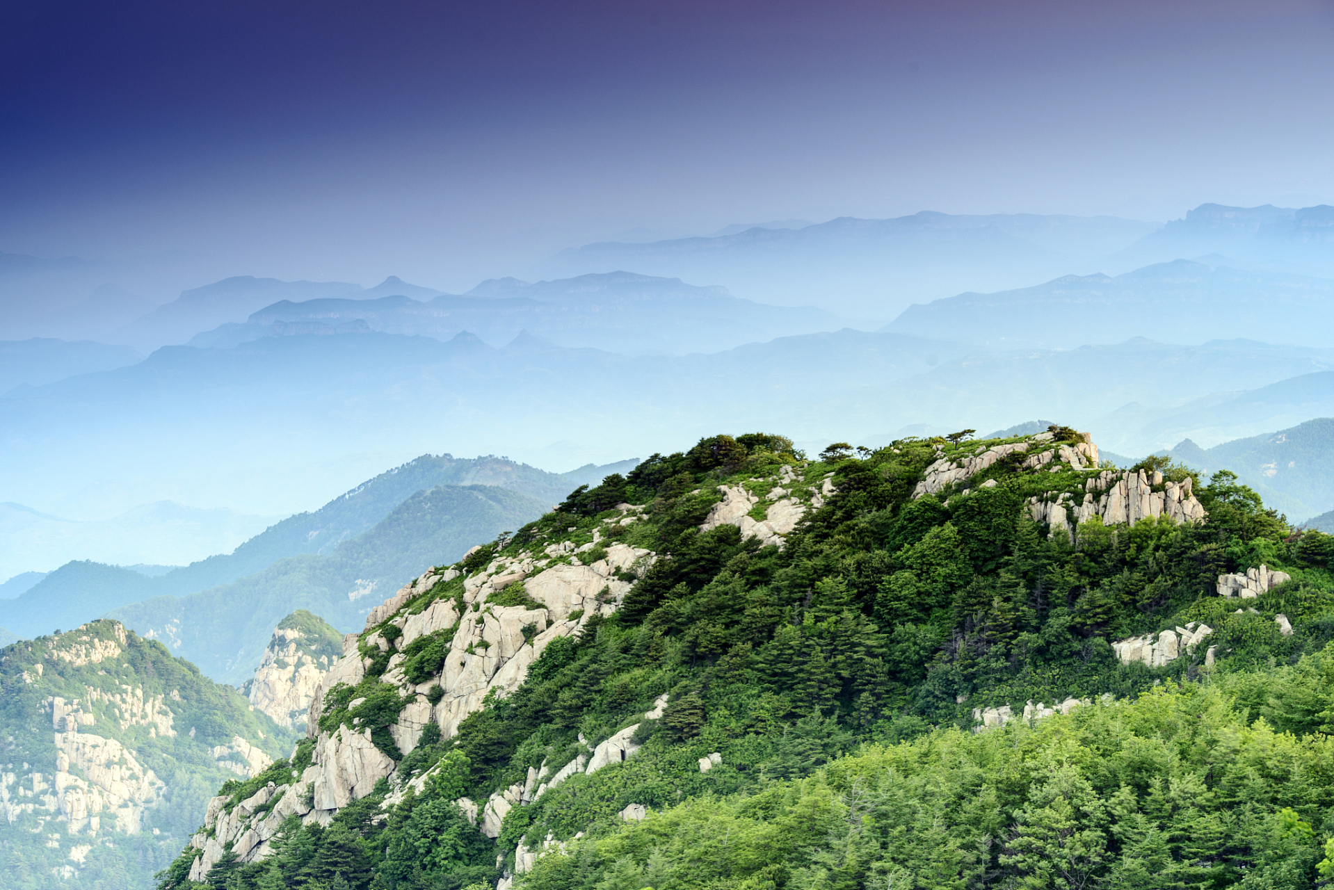 说沿东外环向南走,穿过老虎山隧道继续往南走穿过药乡森林公园,过了望