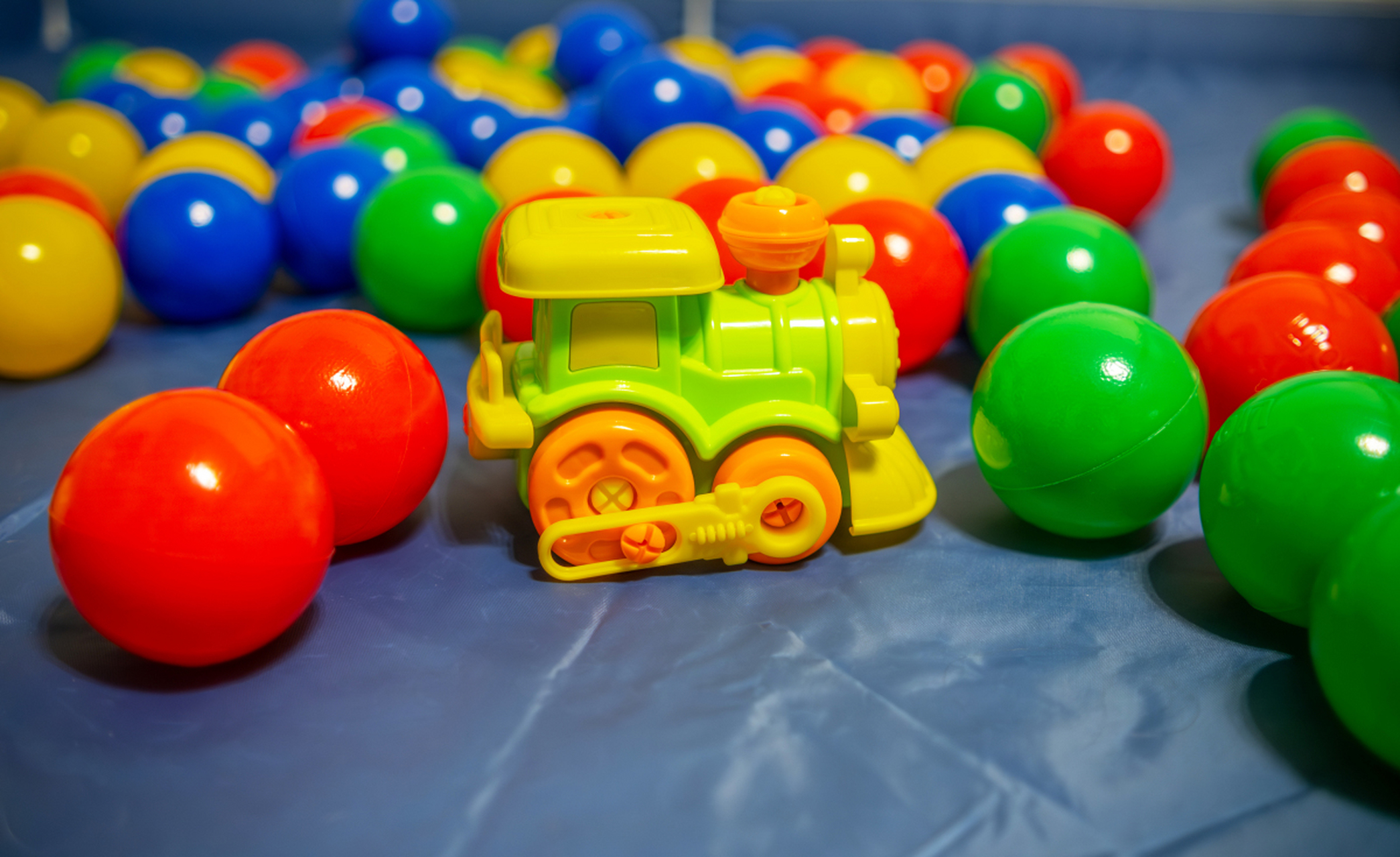 塑料玩具因其鲜艳色彩,可爱造型,易清洁保养,高耐用性和多功能性而