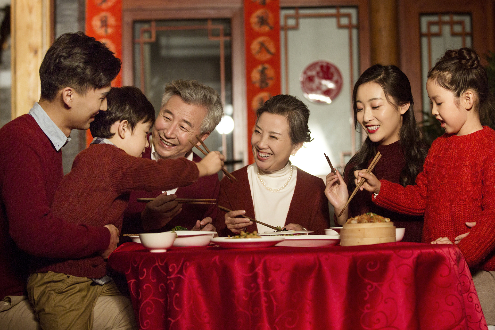 饭局社交技巧#   春节是中国人最重要的传统节日,也是人们团聚,交流